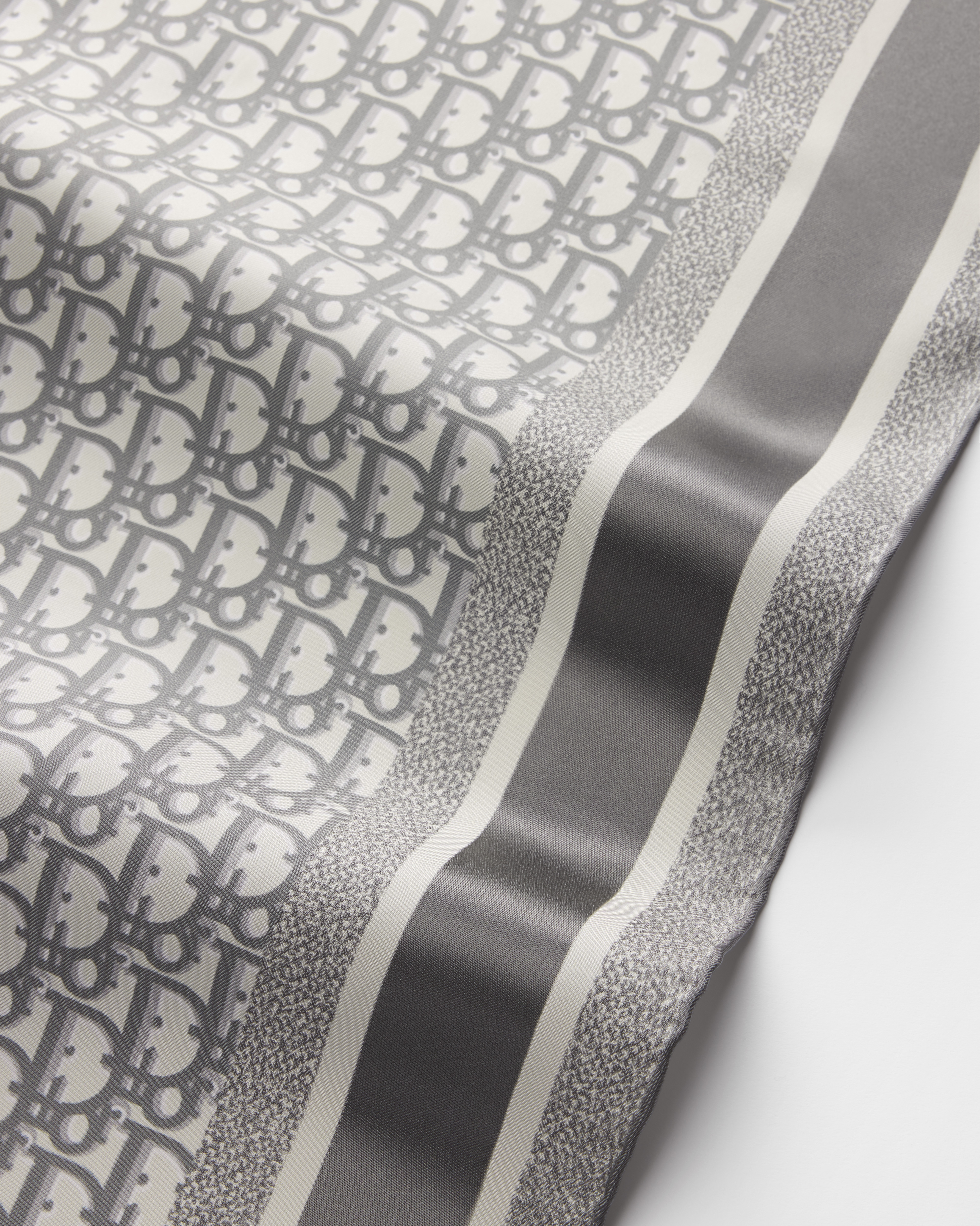 Carré 90 Diortwin Dior Oblique Twill de soie grise et bleu marine E10