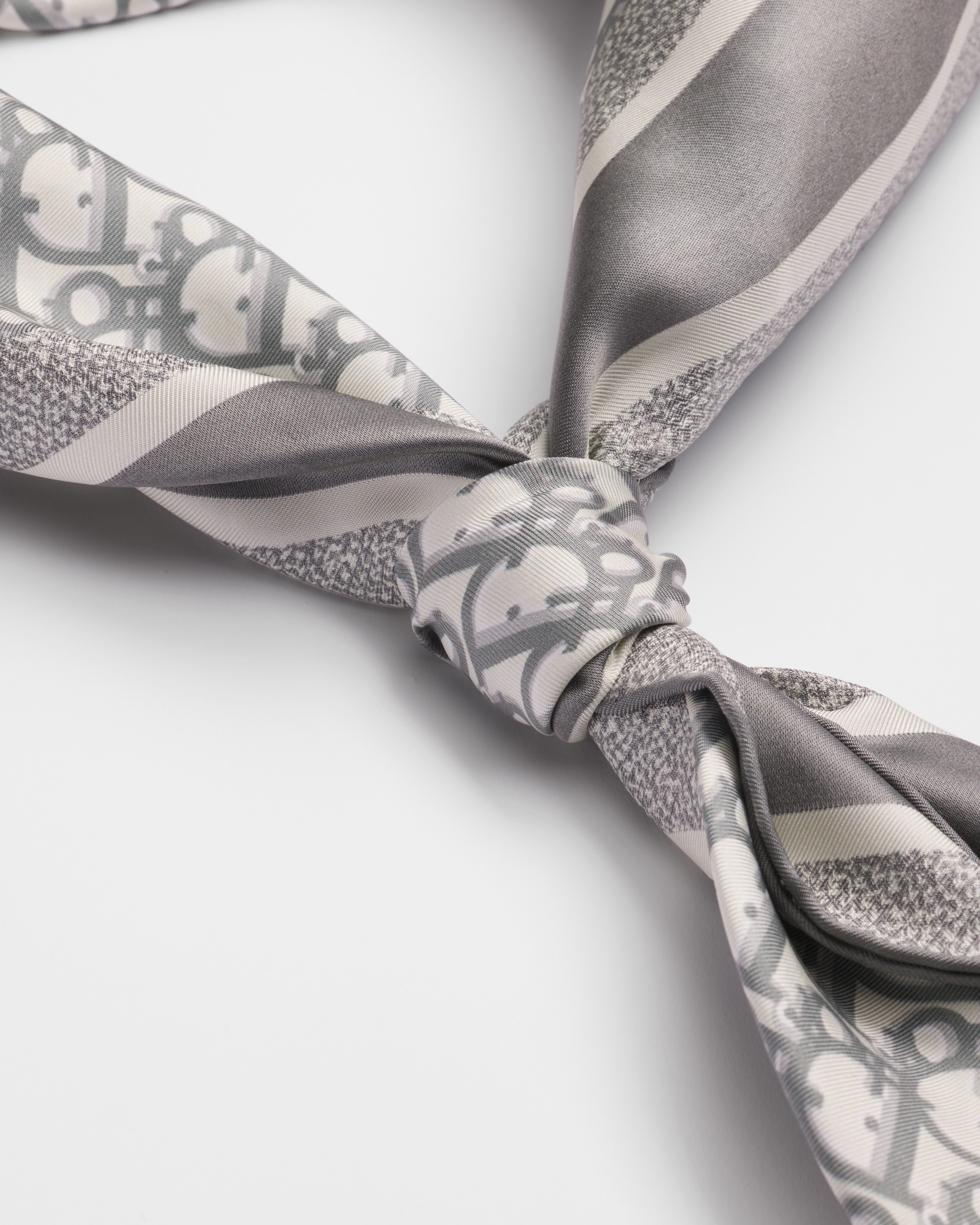 Carré 90 Diortwin Dior Oblique Twill de soie grise et bleu marine E12