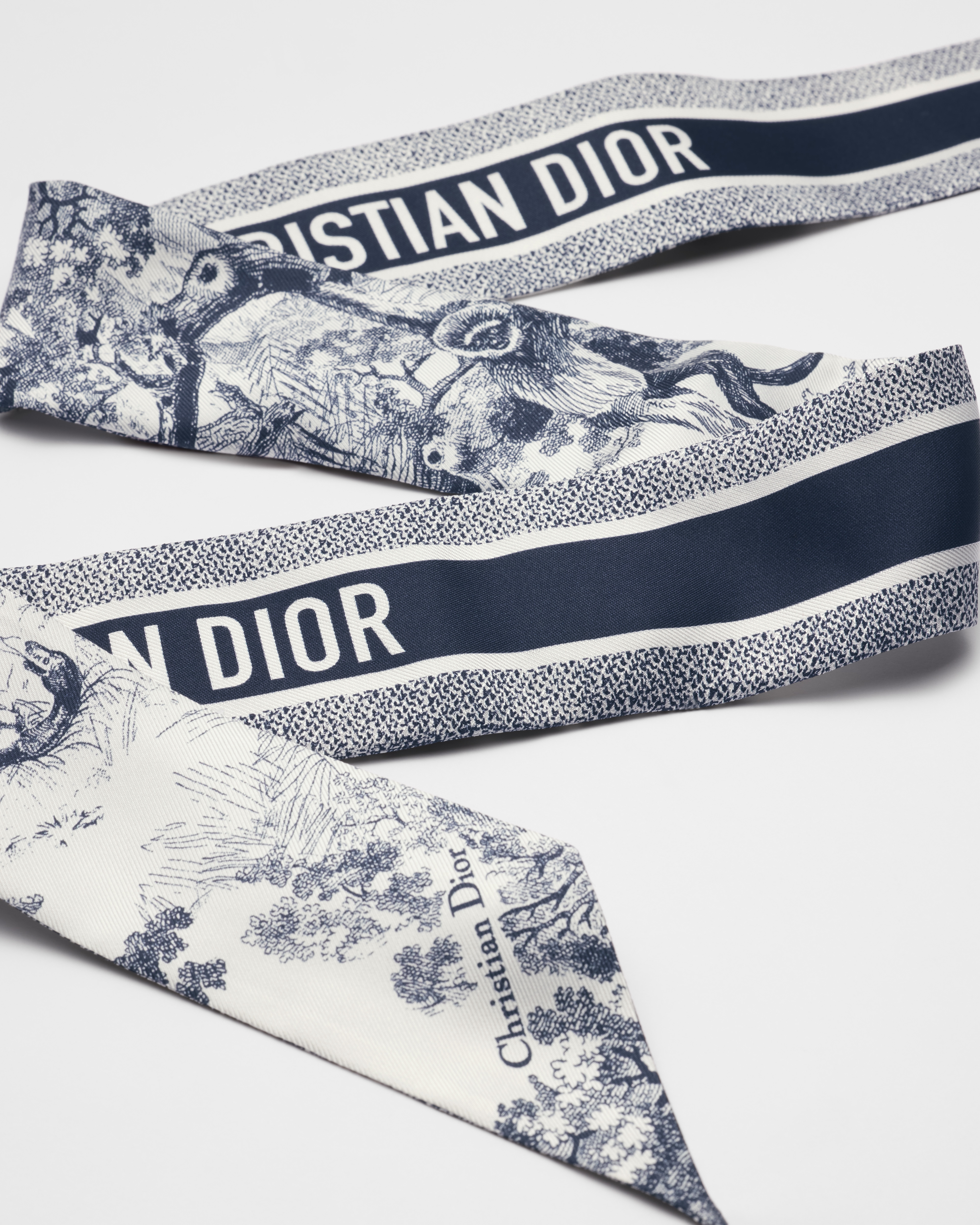 ผ้าพันคอ Toile de Jouy Sauvage Mitzah ผ้าไหมทวิลล์สีขาวครีมและสีน้ำเงินเนวี่ E10