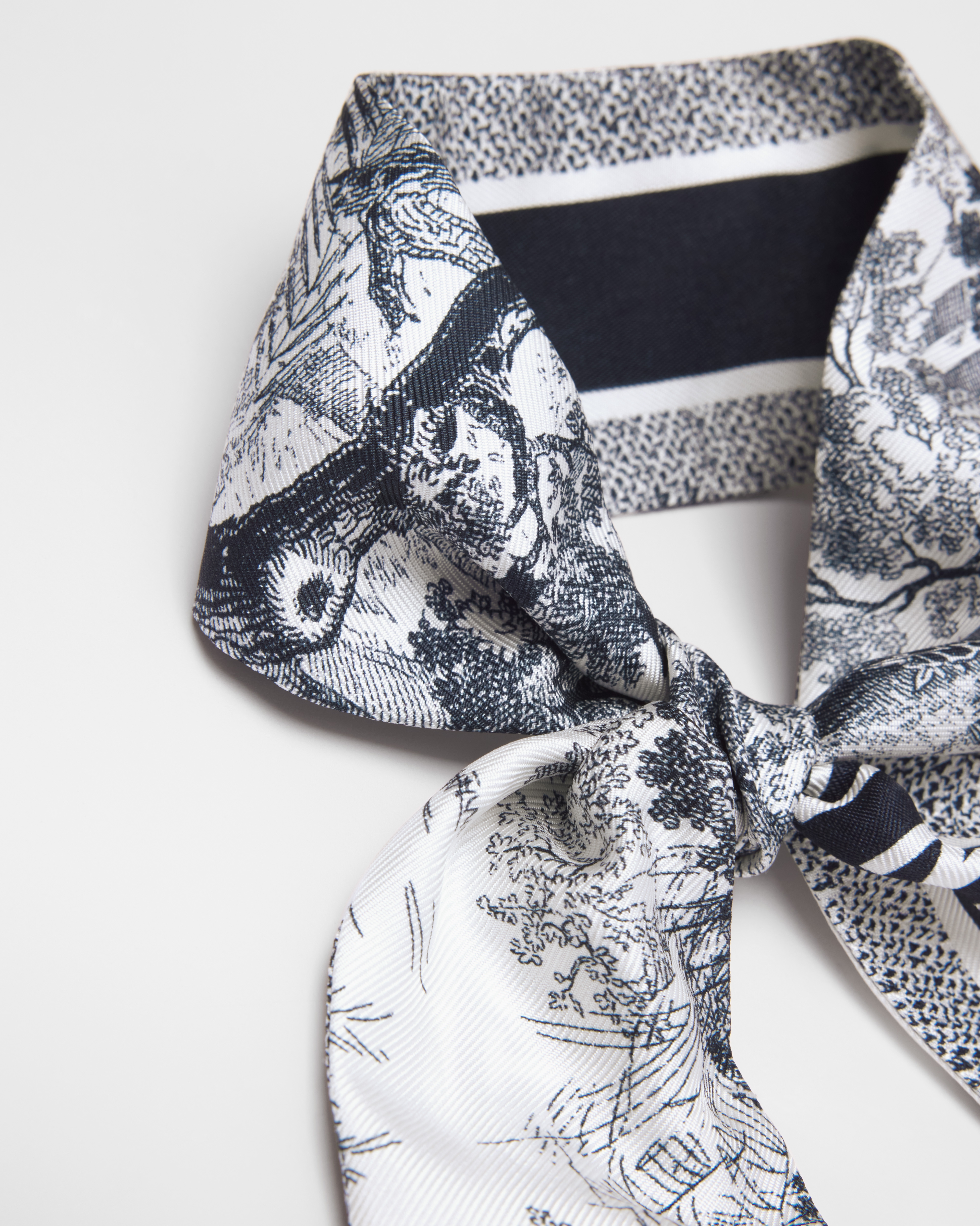 Mitzah Toile de Jouy Sauvage Twill di seta color avorio e blu navy E12