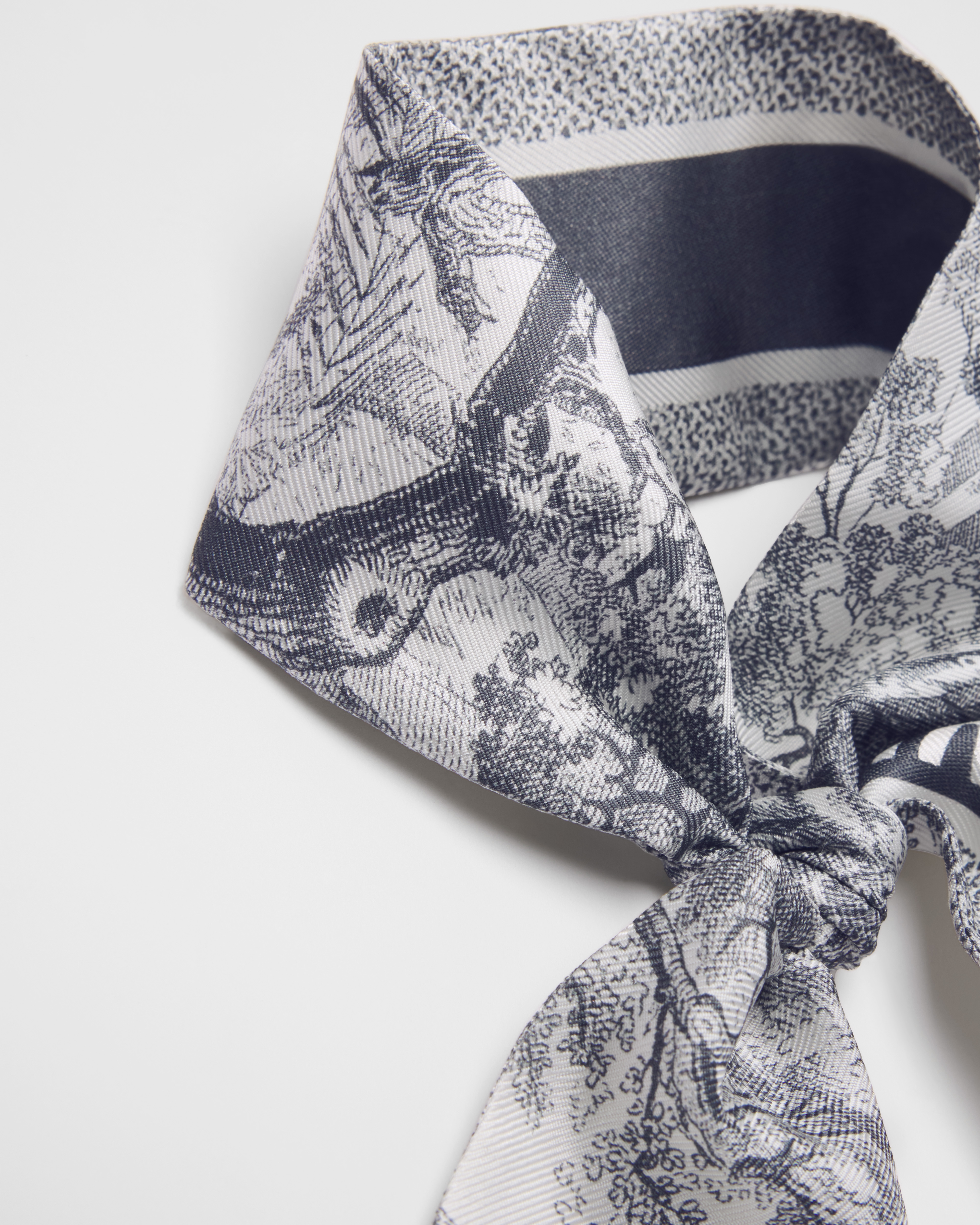 Toile de Jouy Sauvage 미차 스카프 아이보리 & 그레이 실크 트윌 E12