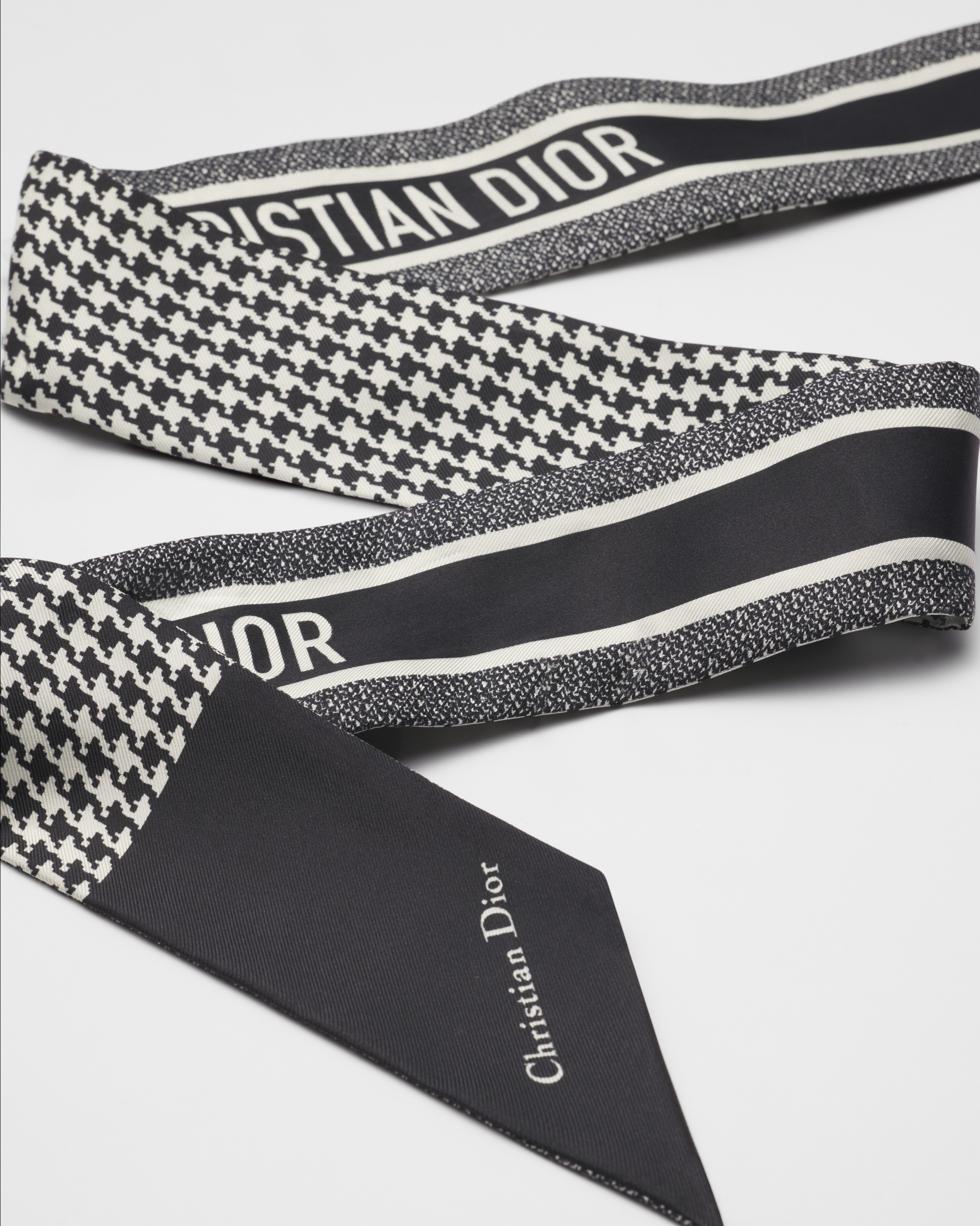 30 Montaigne Mitzah Scarf Black and White Silk Twill E10