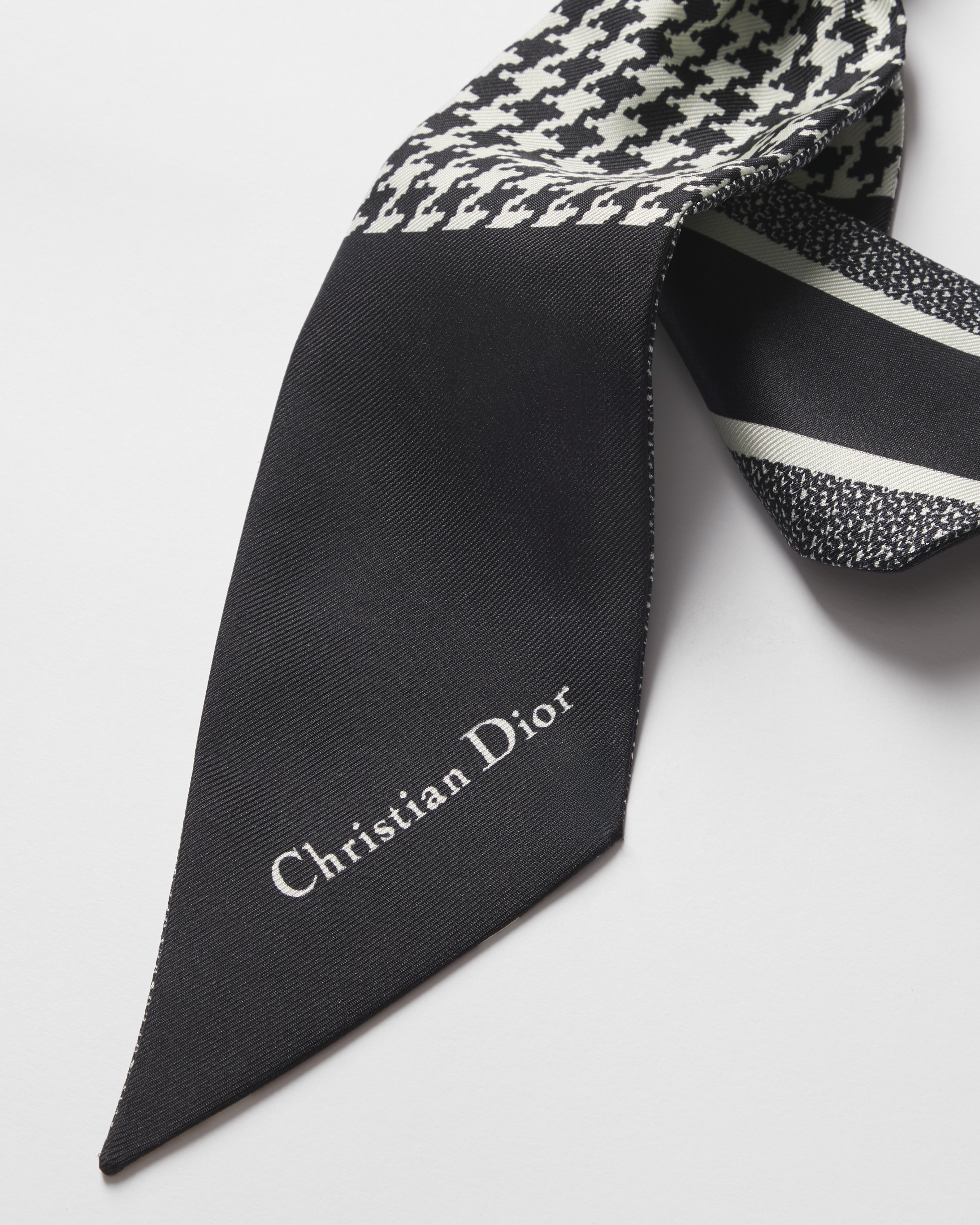 30 Montaigne Mitzah Scarf Black and White Silk Twill E12