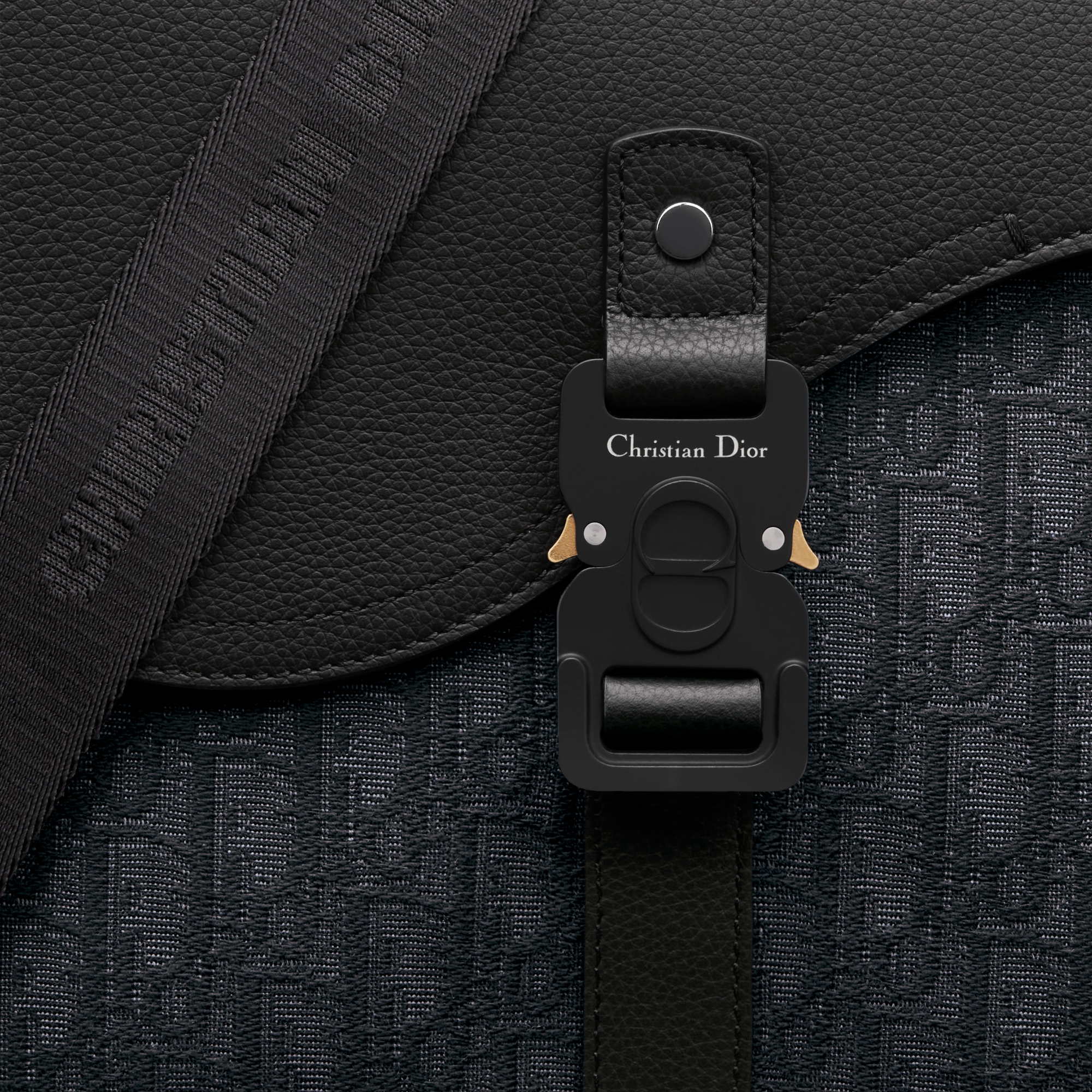 Saddle 中型翻蓋郵差包 黑色 Dior Oblique 緹花和黑色粒面小牛皮 E09