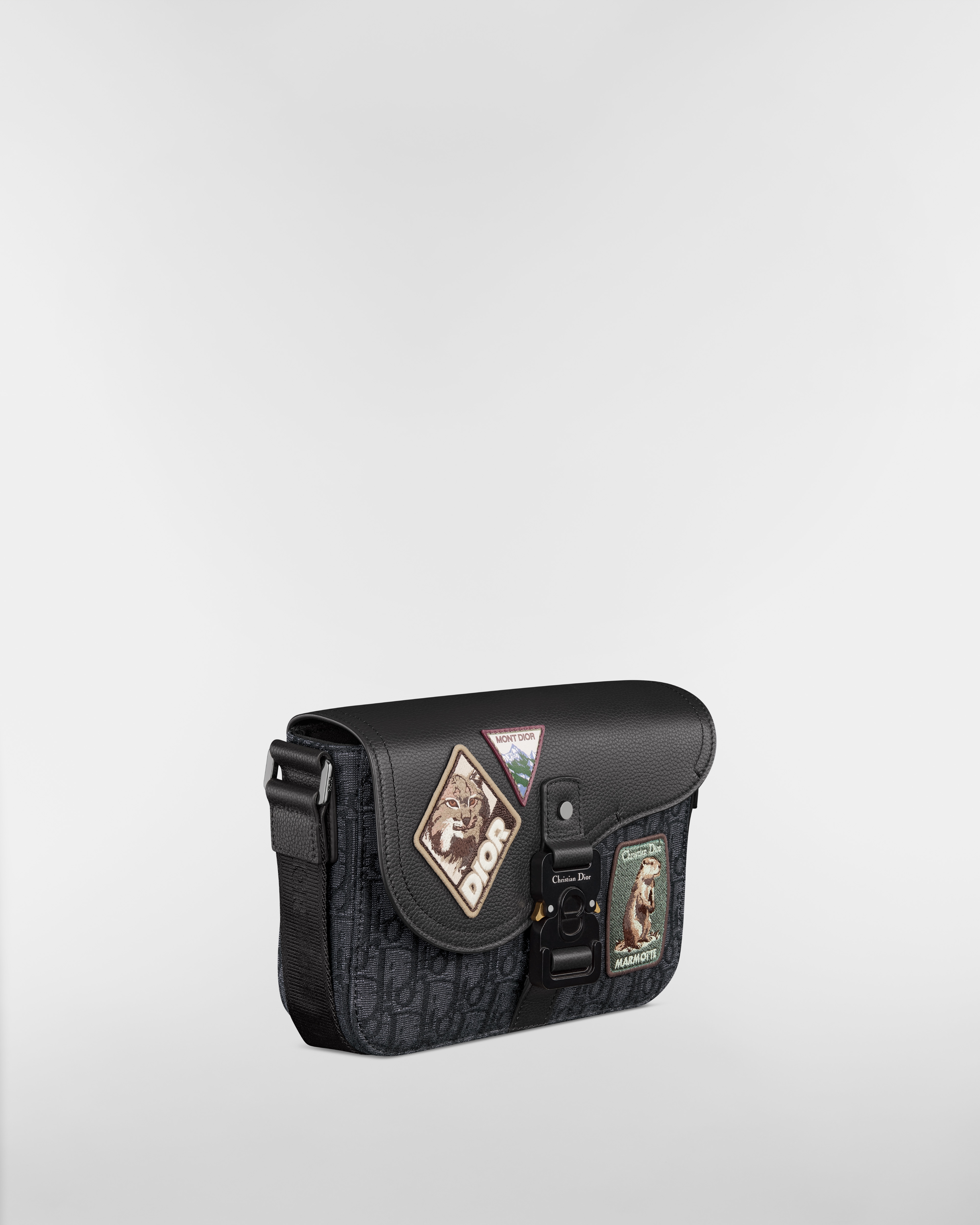 Kleine Saddle-schoudertas met flap Zwarte Dior Oblique-jacquard, zwart generfd kalfsleer en veelkleurige Dior Mountain-patches E03