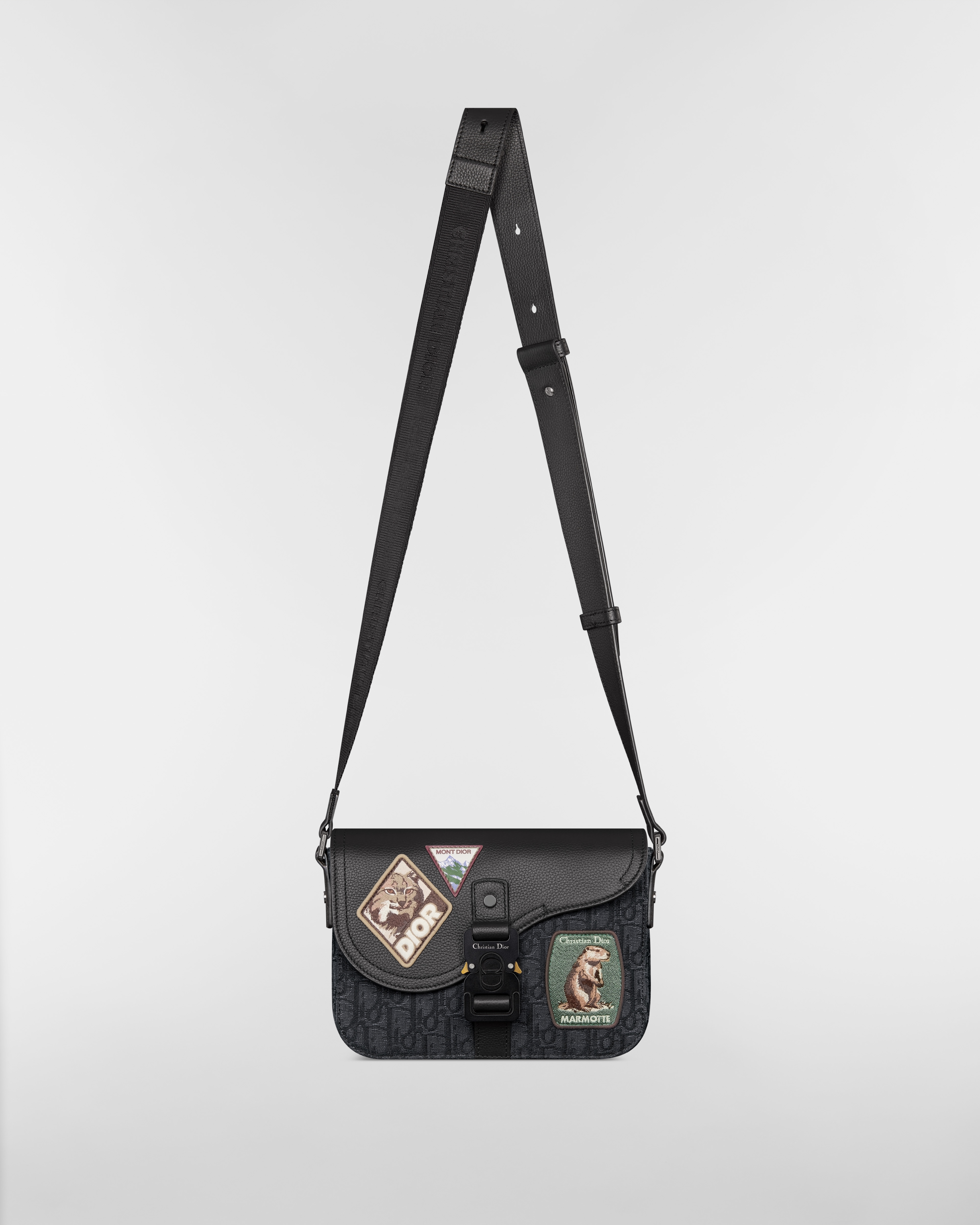 Kleine Saddle-schoudertas met flap Zwarte Dior Oblique-jacquard, zwart generfd kalfsleer en veelkleurige Dior Mountain-patches E07