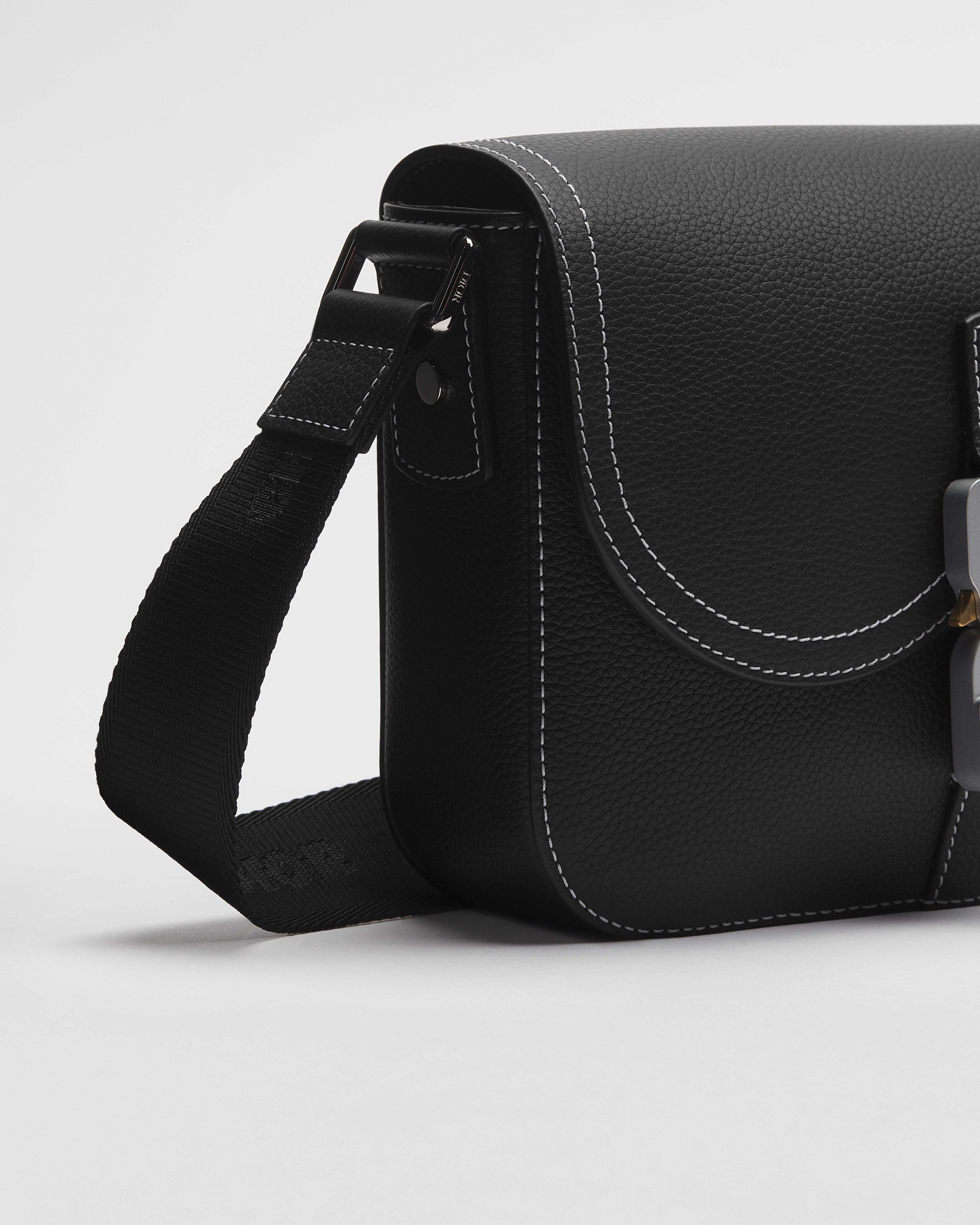 Sac Messenger à rabat Saddle Small Cuir de veau grainé noir E09