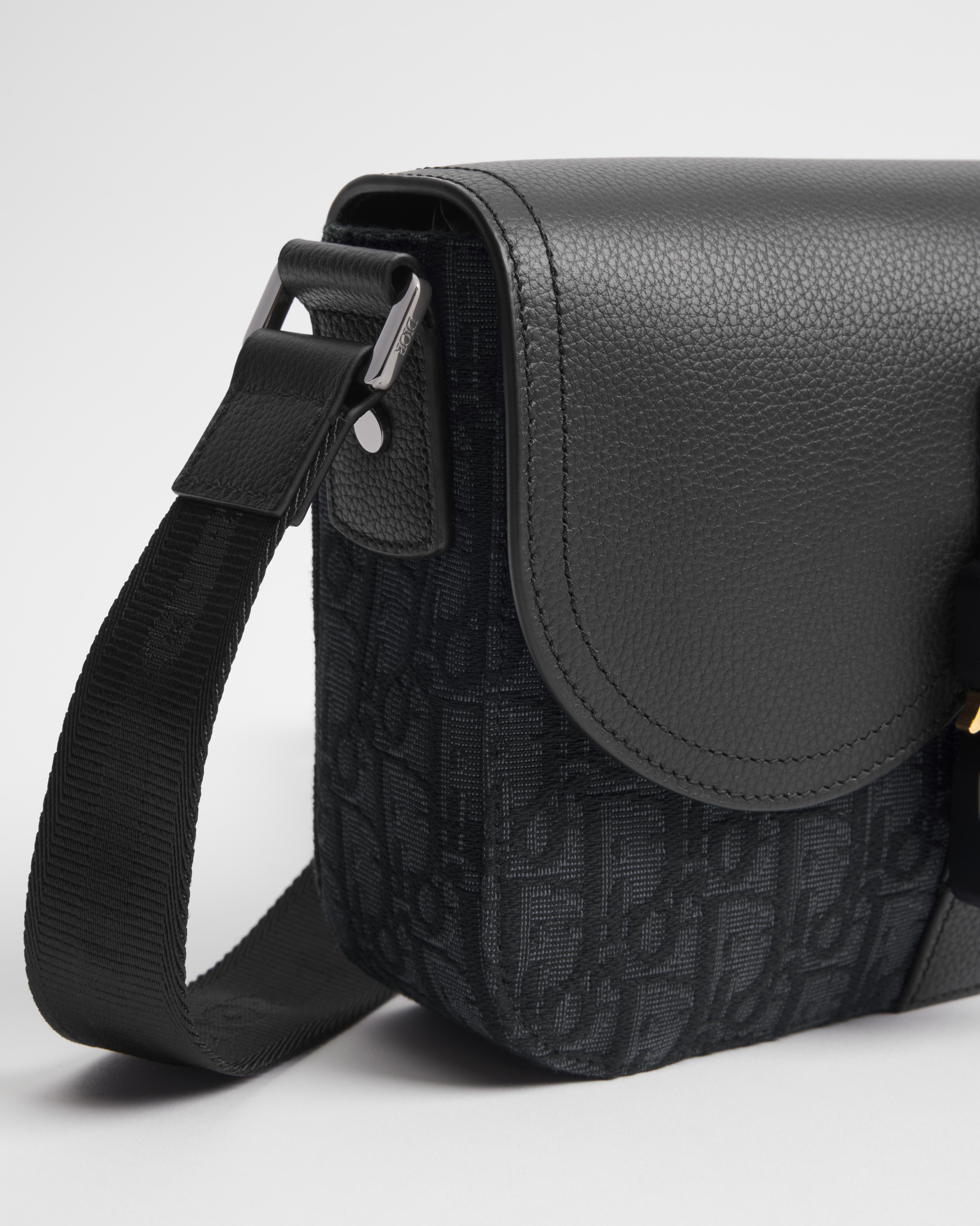 Kleine Saddle Messenger Tasche mit Umschlagklappe Dior Oblique Jacquard in Schwarz und genarbtes Kalbsleder in Schwarz E09