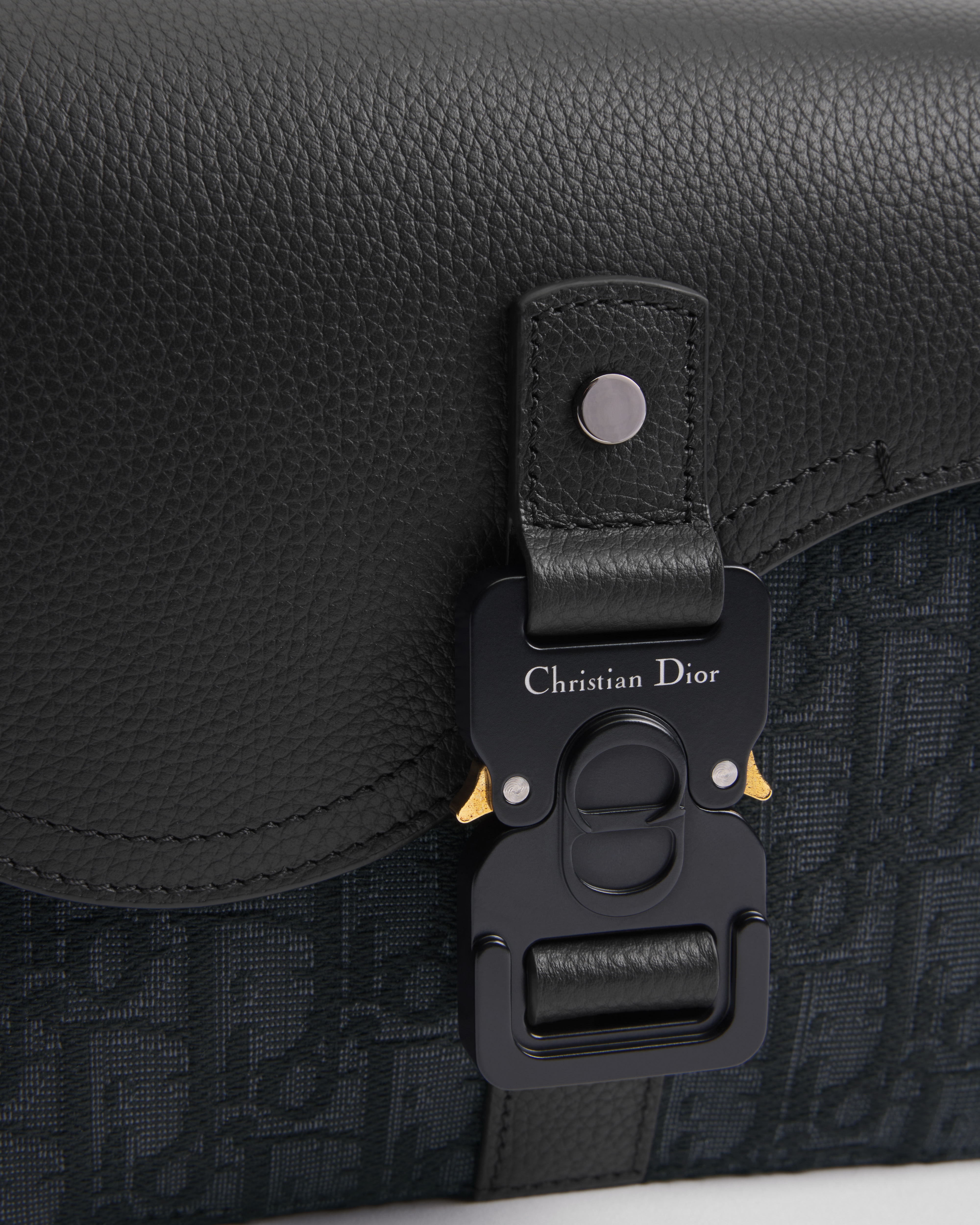 Kleine Saddle Messenger Tasche mit Umschlagklappe Dior Oblique Jacquard in Schwarz und genarbtes Kalbsleder in Schwarz E10