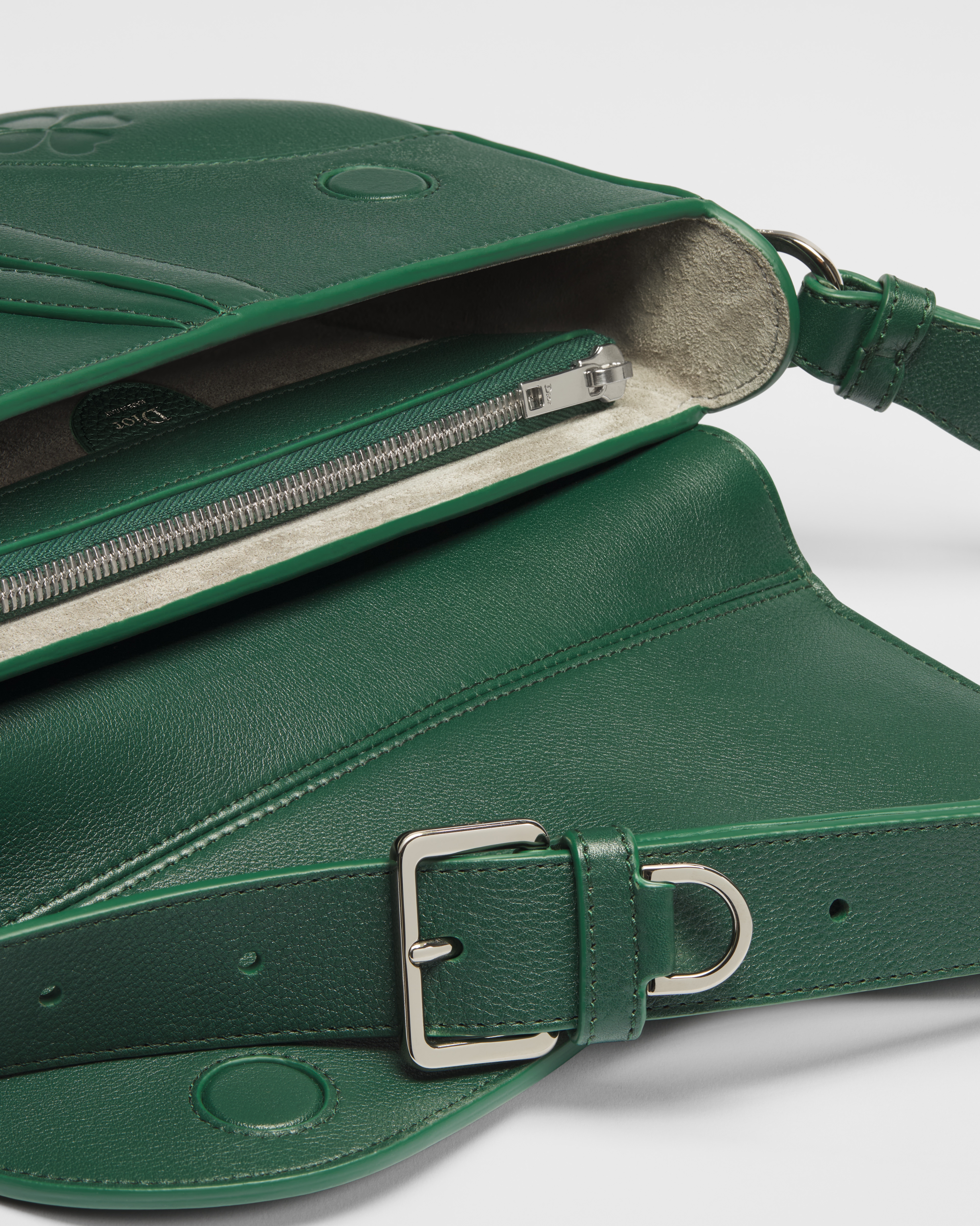 Saddle Bag Glattes Kalbsleder in sattem Grün mit Dior Kleeblattprägung E06