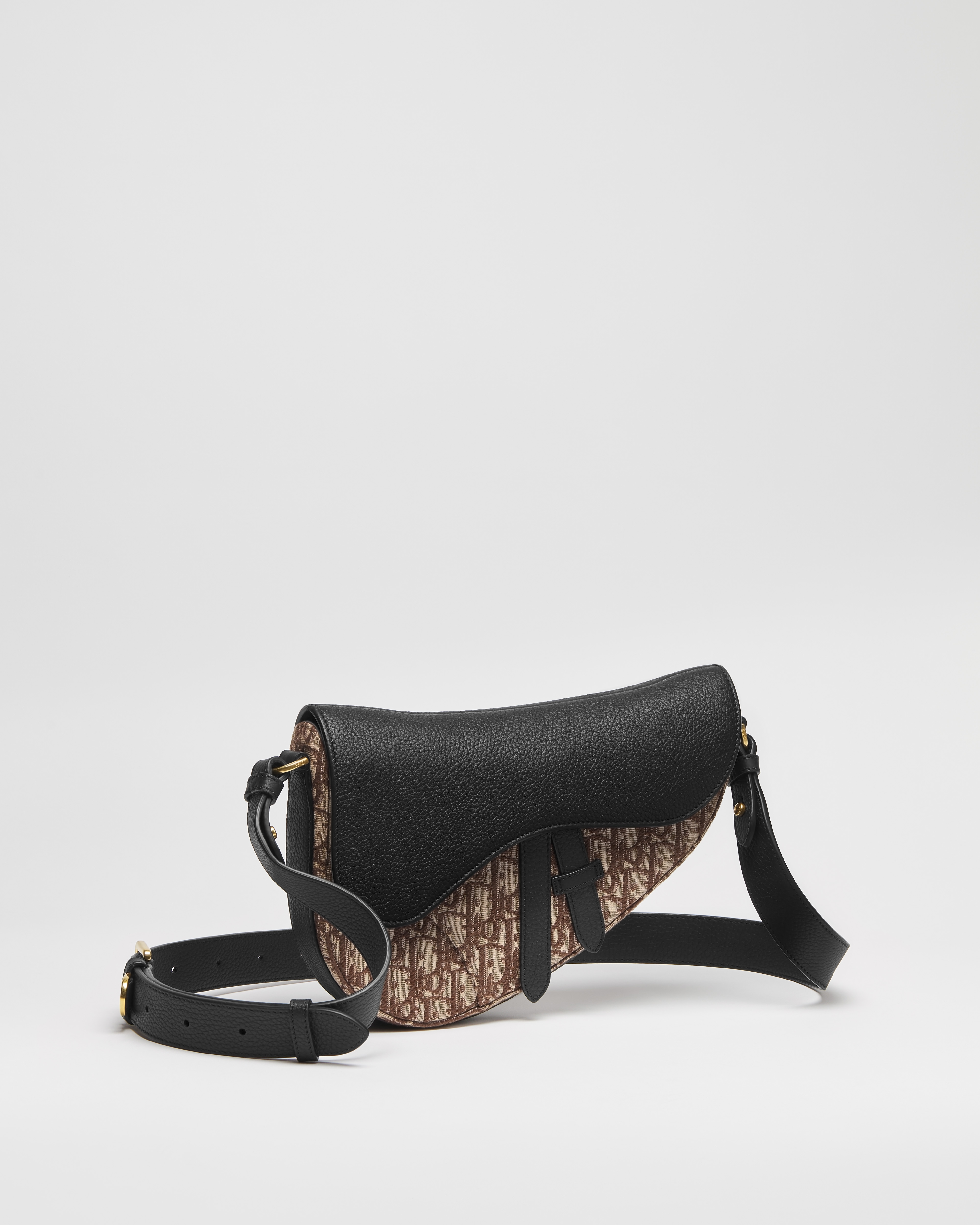 Saddle Bag Genarbtes Taurillon-Leder in Schwarz und Dior Oblique Jacquard in Braun E01
