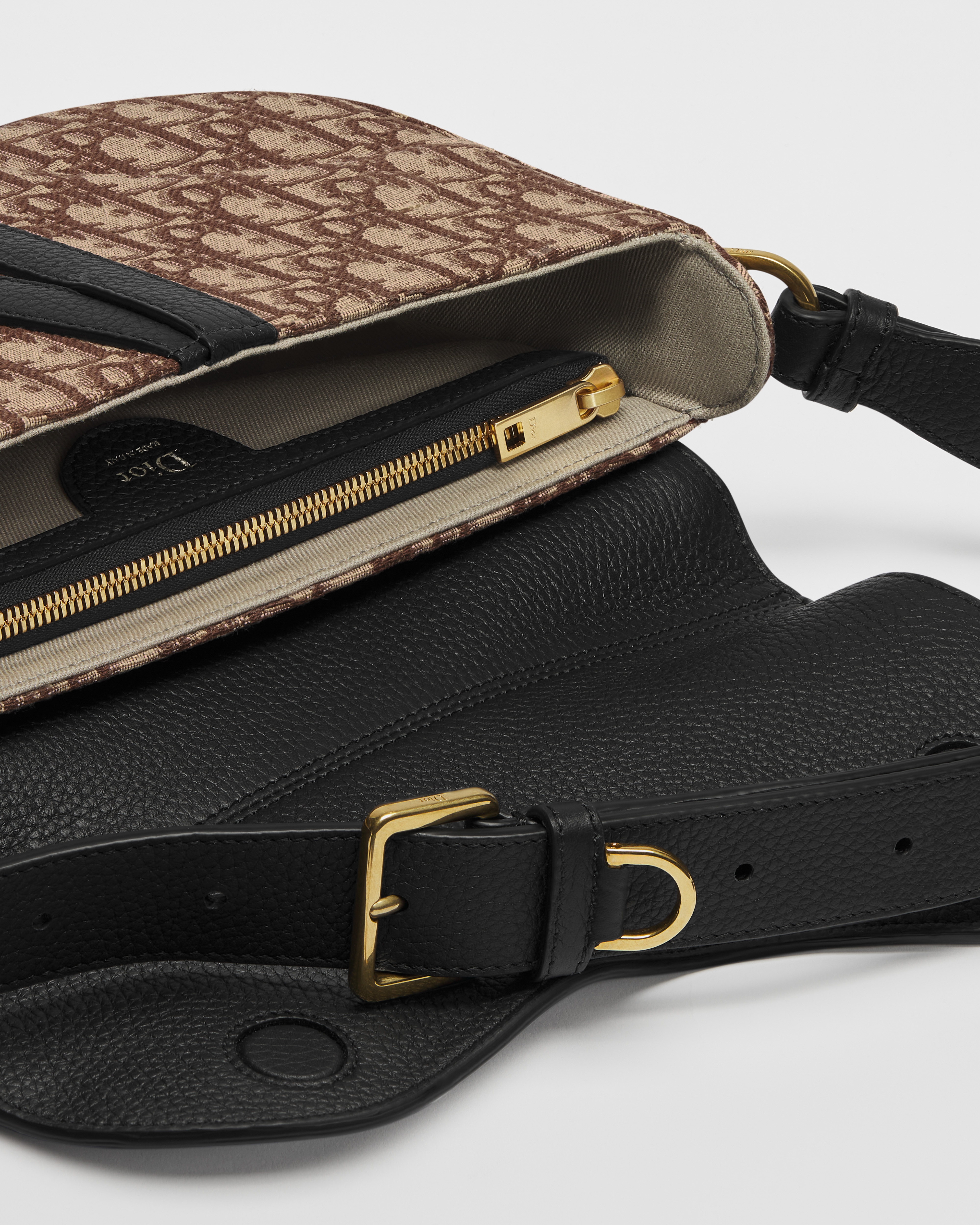 Saddle Bag Genarbtes Taurillon-Leder in Schwarz und Dior Oblique Jacquard in Braun E06
