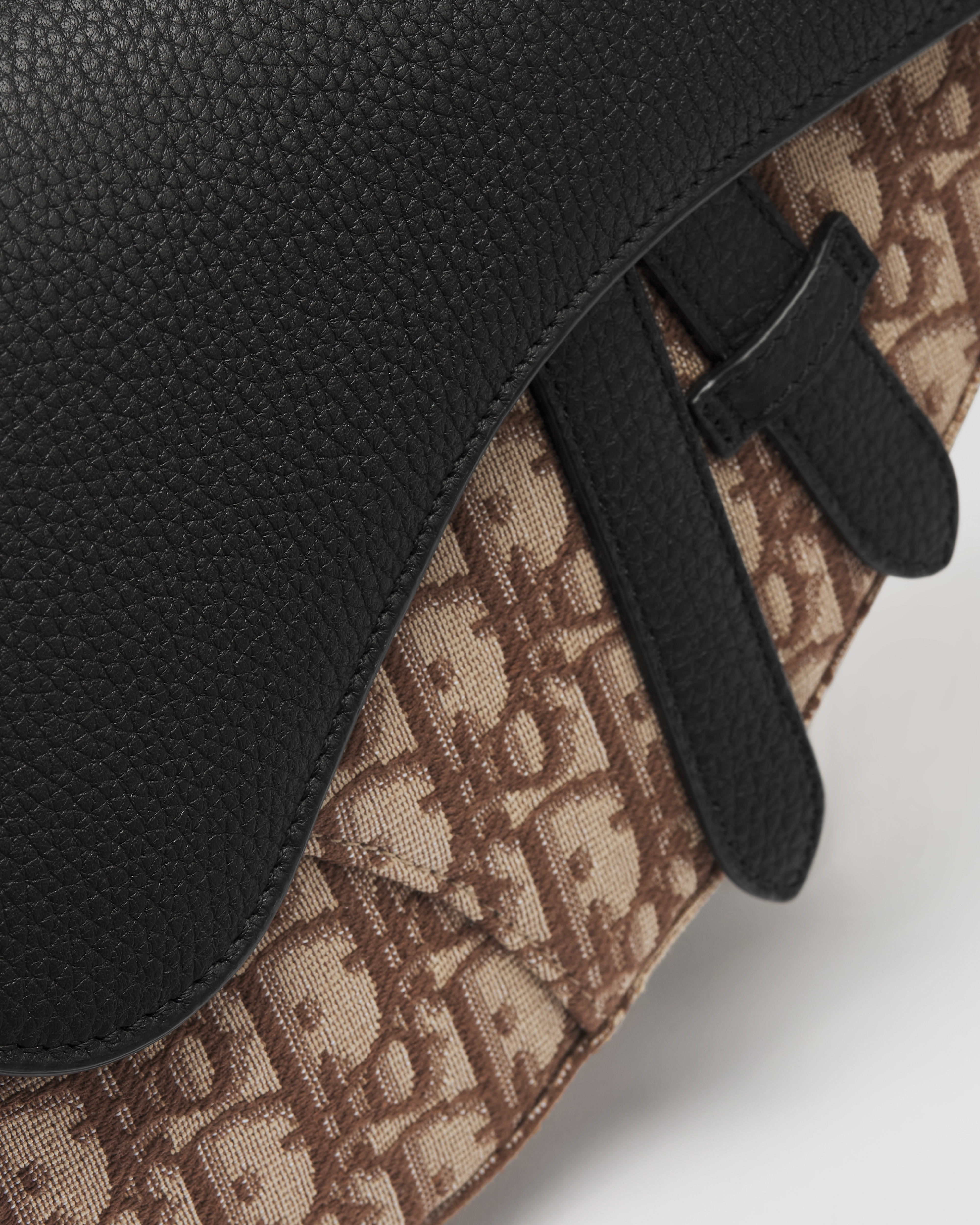 Saddle Bag Genarbtes Taurillon-Leder in Schwarz und Dior Oblique Jacquard in Braun E09