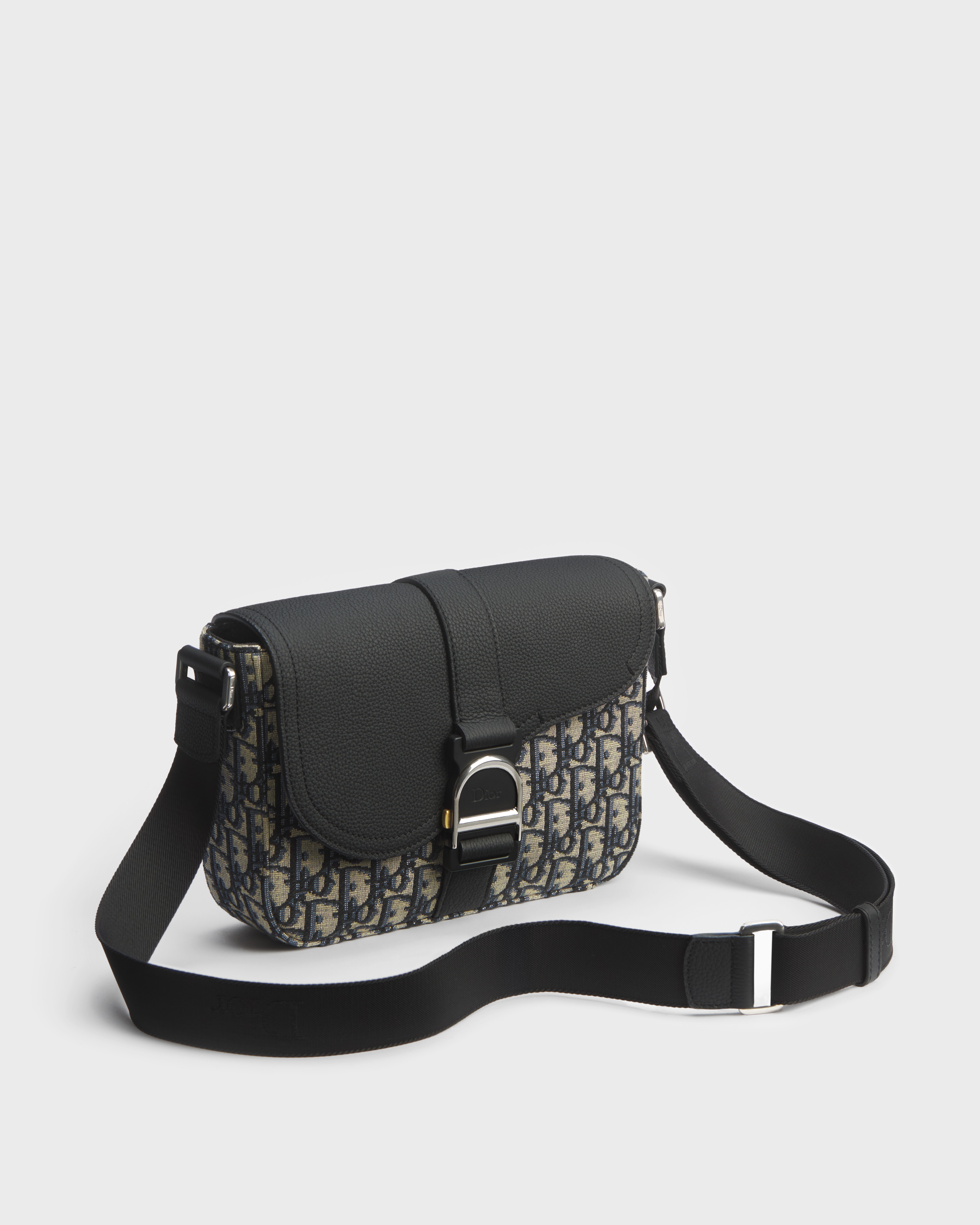 Bolso messenger Saddle Heritage con solapa Dior Oblique en jacquard beige y negro con piel de becerro graneada negra E03