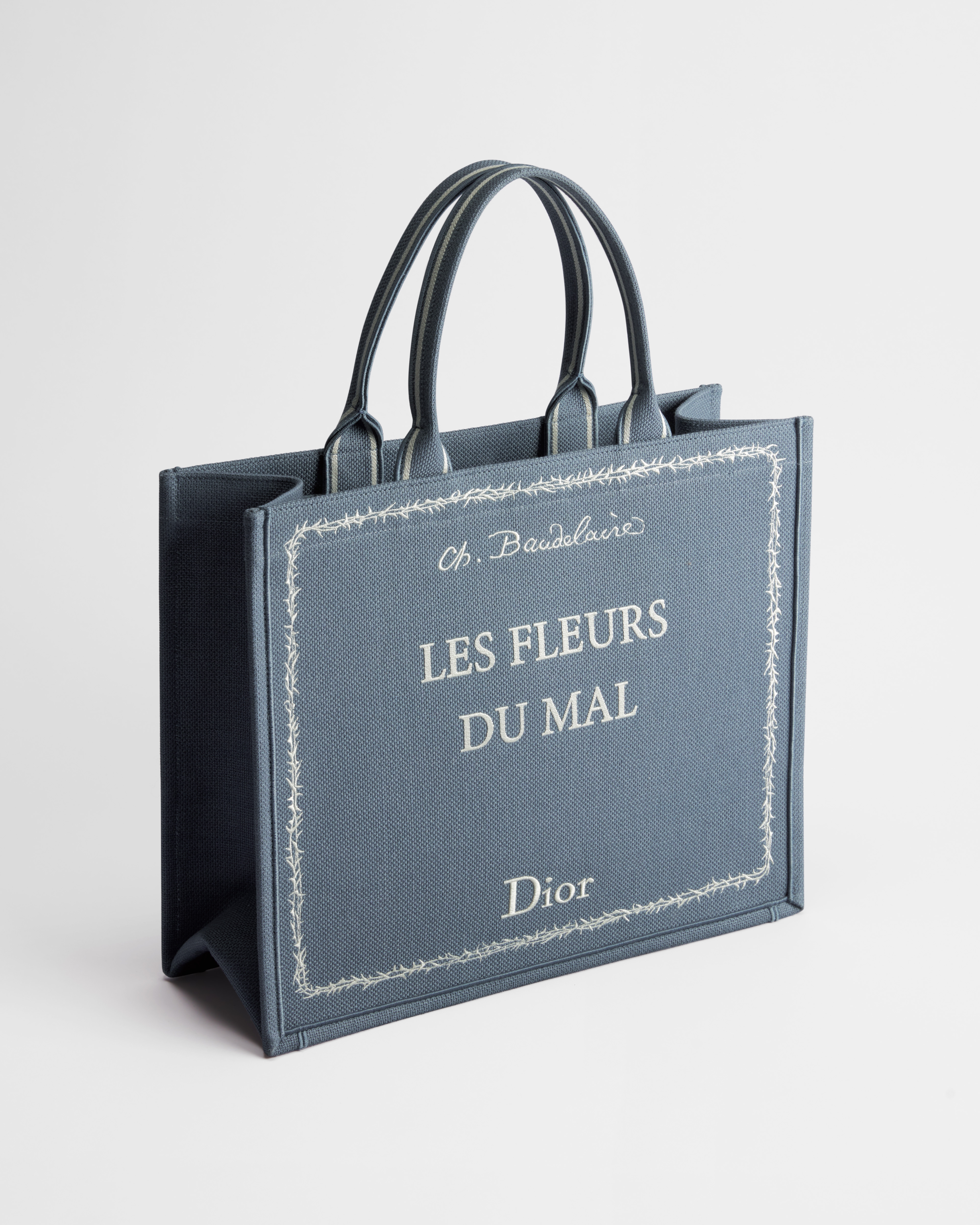 Sac Dior Book Tote Large Broderie Book Cover bleue et blanche (42 x 35 x 18,5 cm) E03