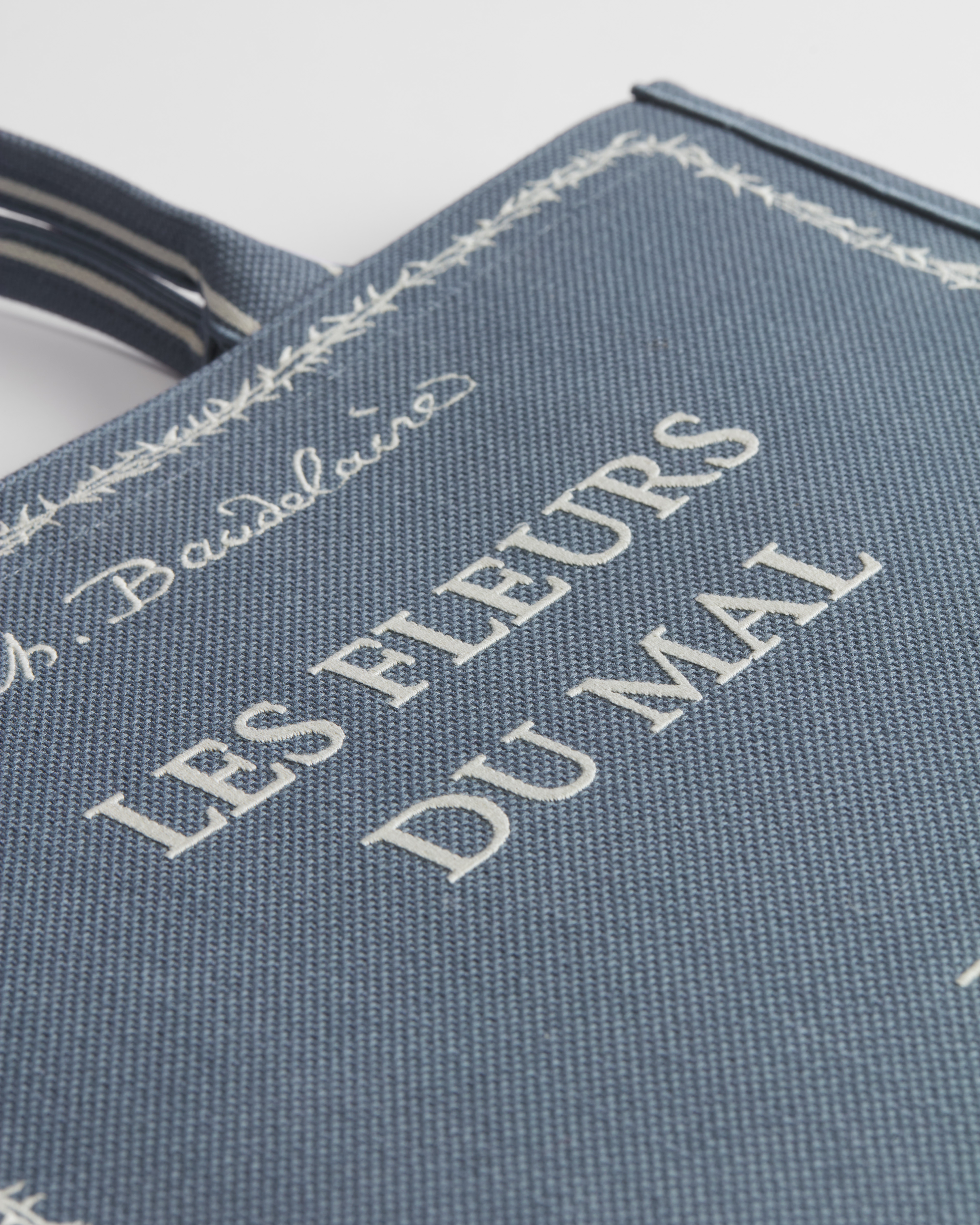 Bolsa Dior Book Tote grande Bordado Book Cover azul e branco (42 x 35 x 18,5 cm) E09