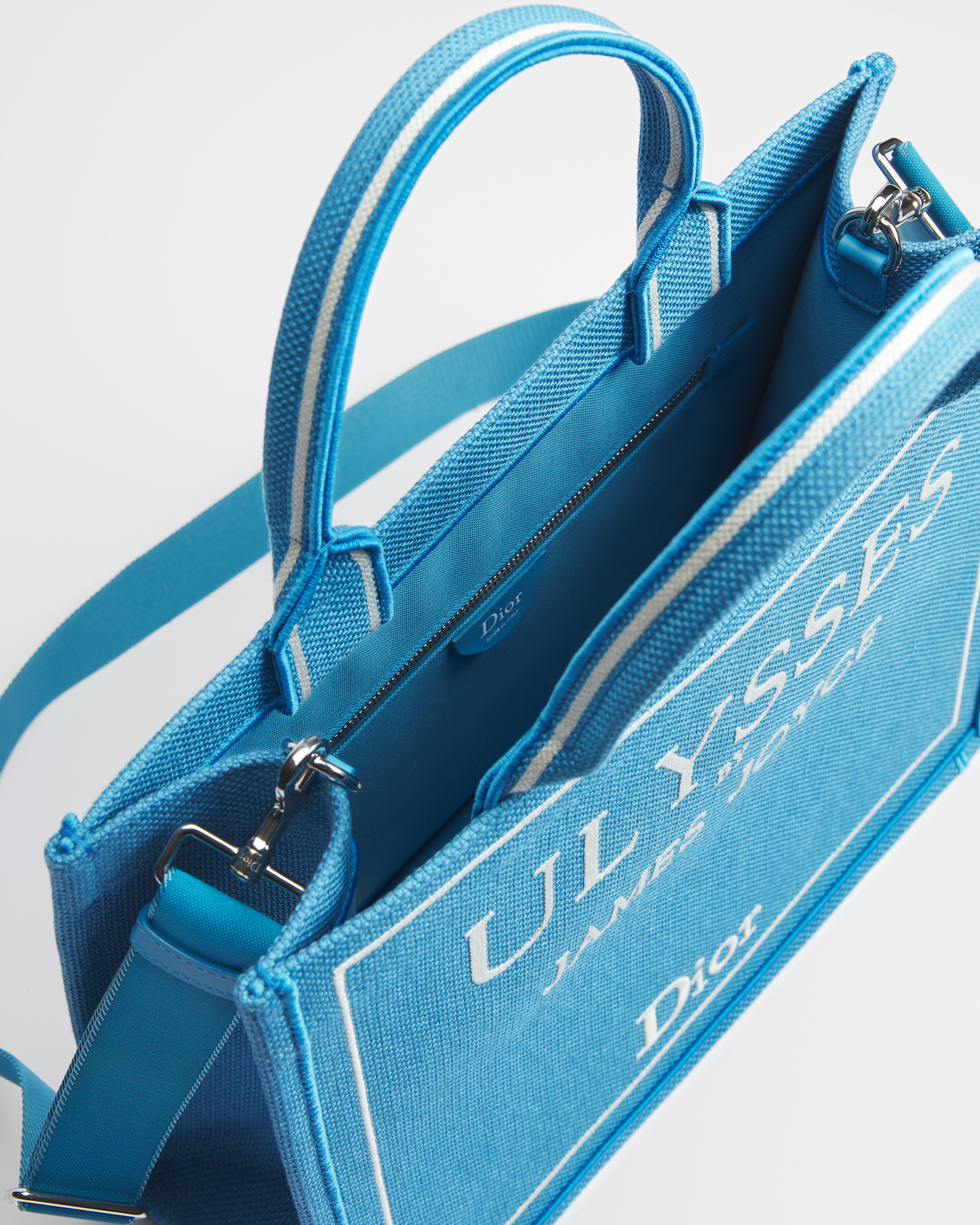 Mittelgroße Dior Book Tote mit Riemen Book Cover-Stickerei in Hellblau und Weiß (36 x 31,5 x 14 cm) E06