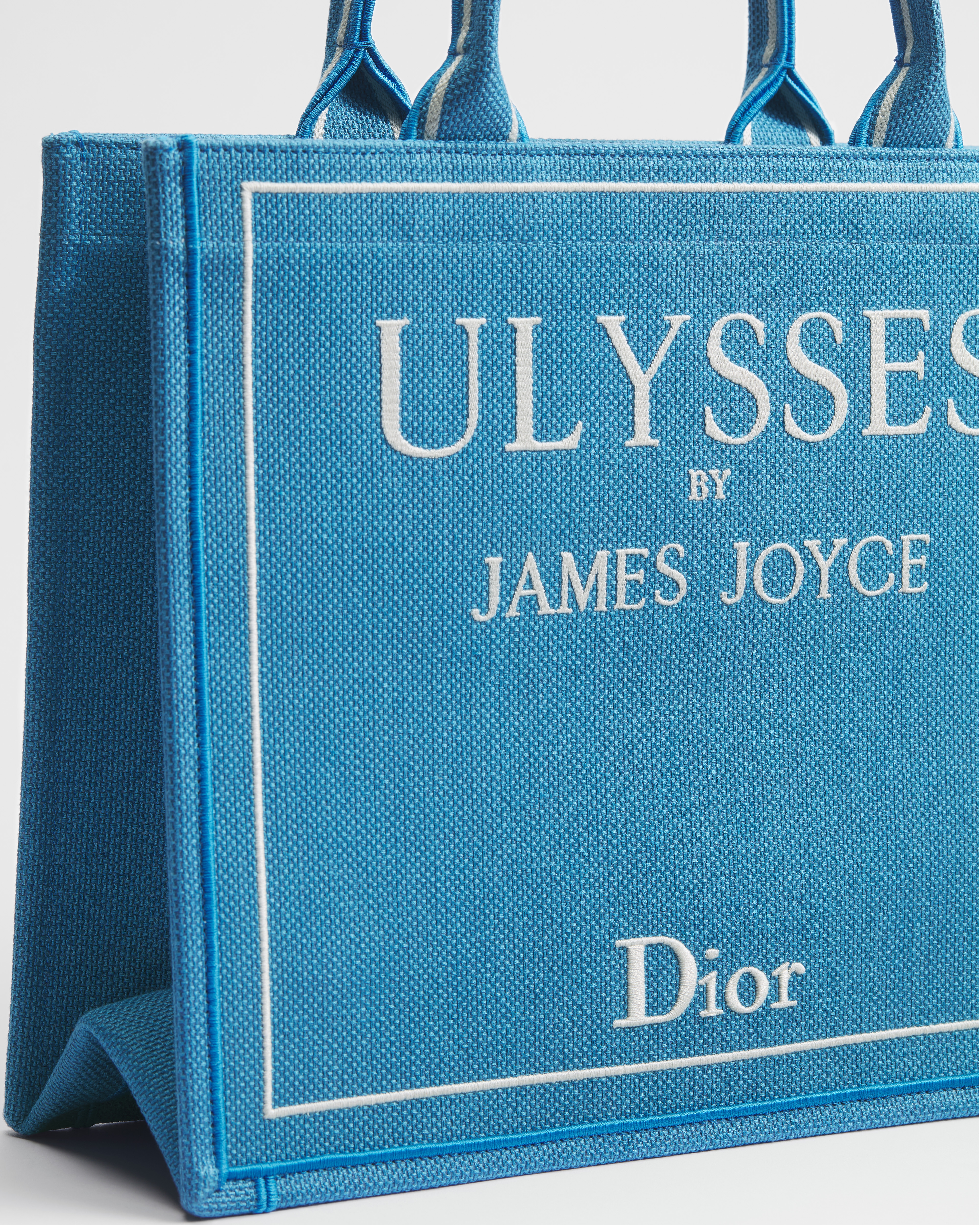 Middelgrote Dior Book Tote met schouderband Lichtblauw en wit Book Cover-borduursel (36 x 31,5 x 14 cm) E09