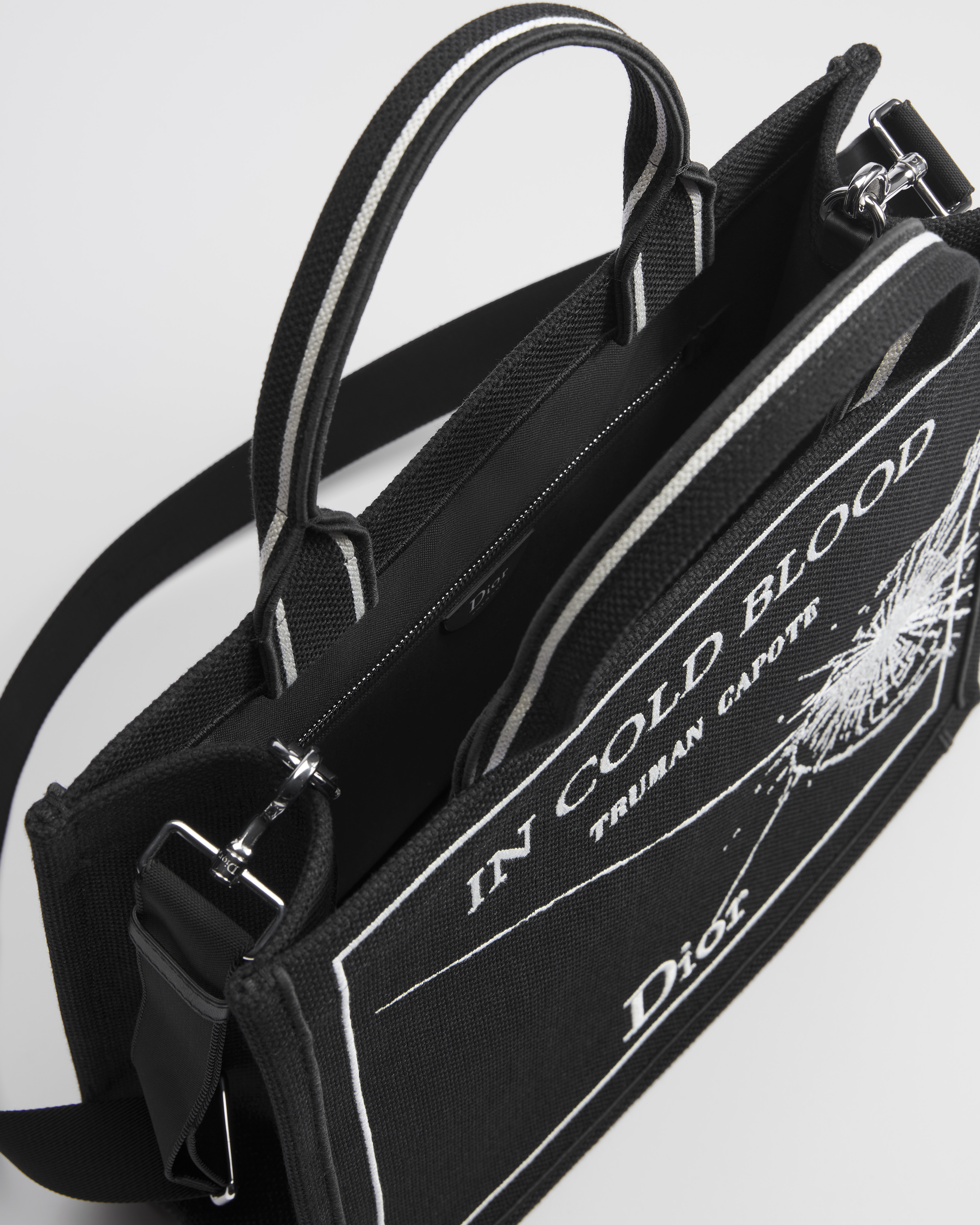 Mittelgroße Dior Book Tote mit Riemen Book Cover-Stickerei in Schwarz und Weiß (36 x 31,5 x 14 cm) E06