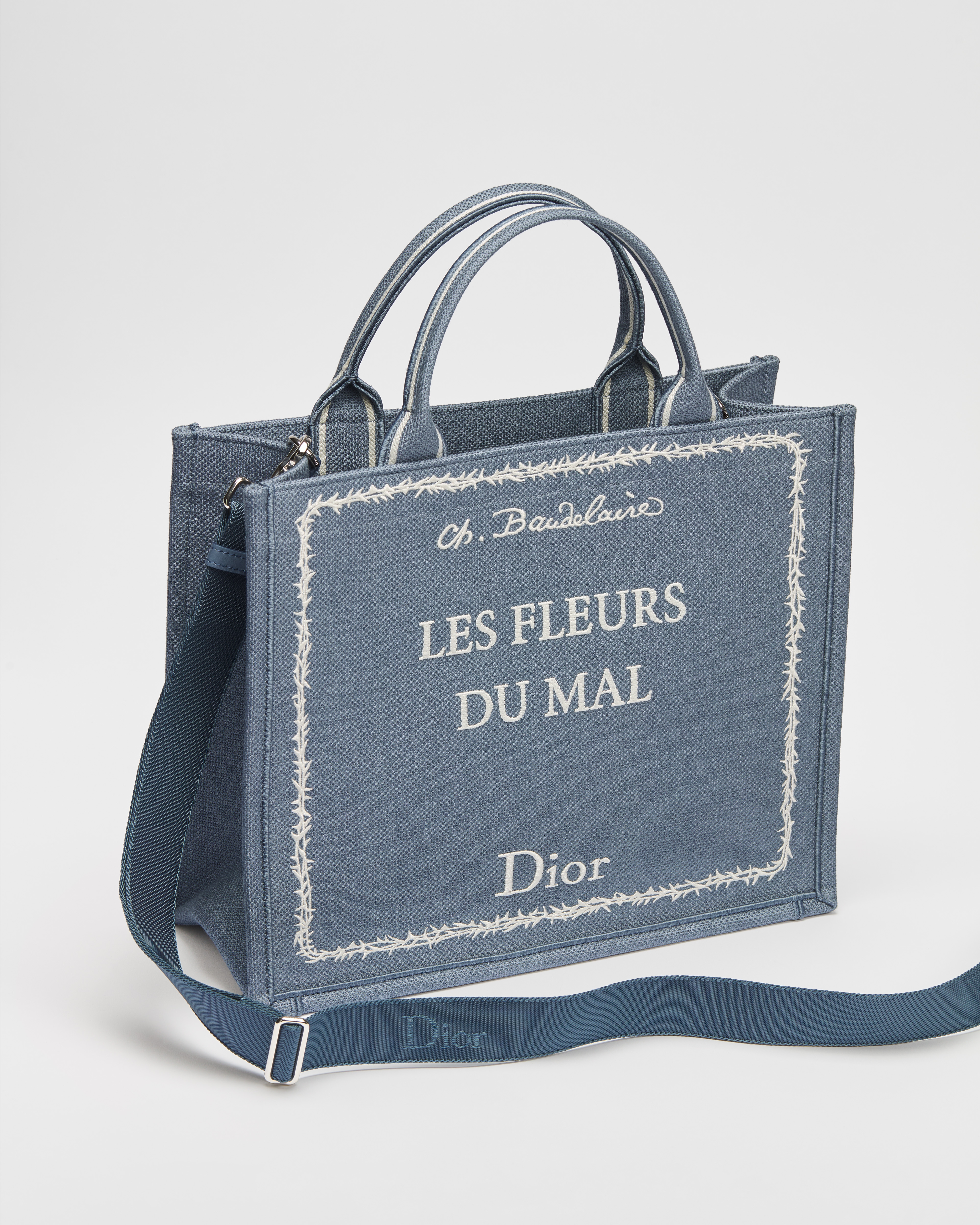 Dior Book Tote mediano con bandolera Bordado Book Cover azul y blanco (36 x 31,5 x 14 cm) E03