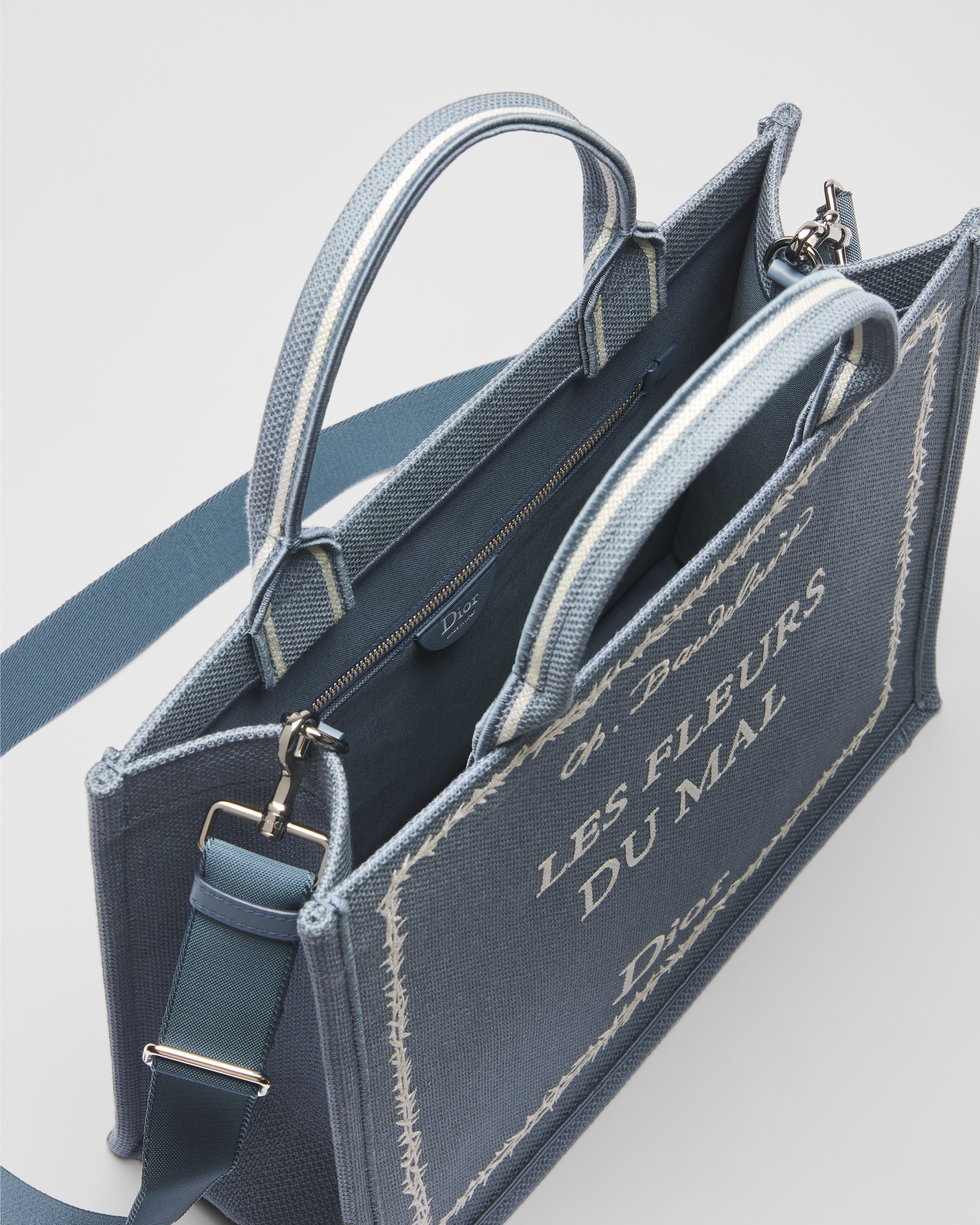 Dior Book Tote mediano con bandolera Bordado Book Cover azul y blanco (36 x 31,5 x 14 cm) E06