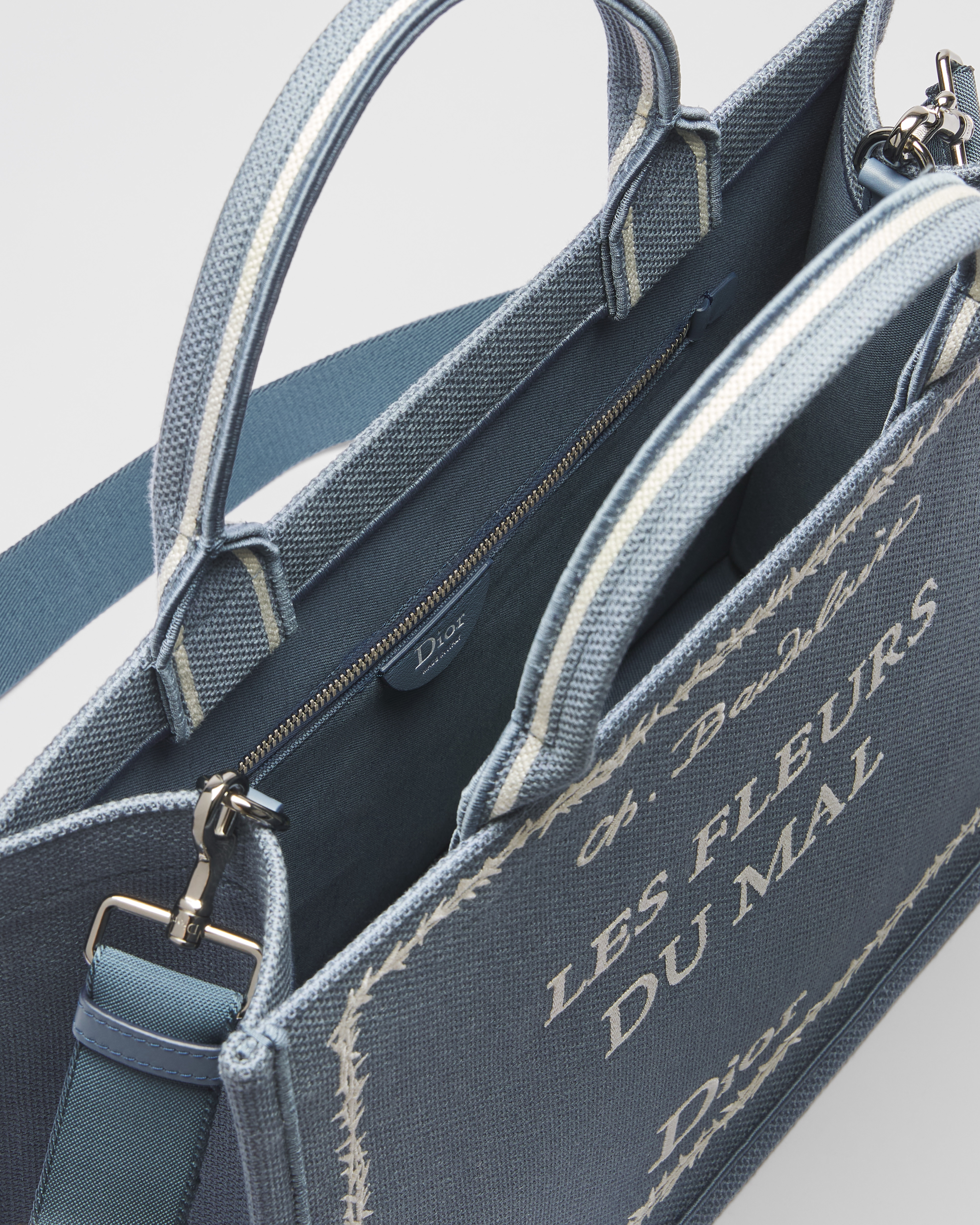 Sac Dior Book Tote Medium à bandoulière Broderie Book Cover bleue et blanche (36 x 31,5 x 14 cm) E06