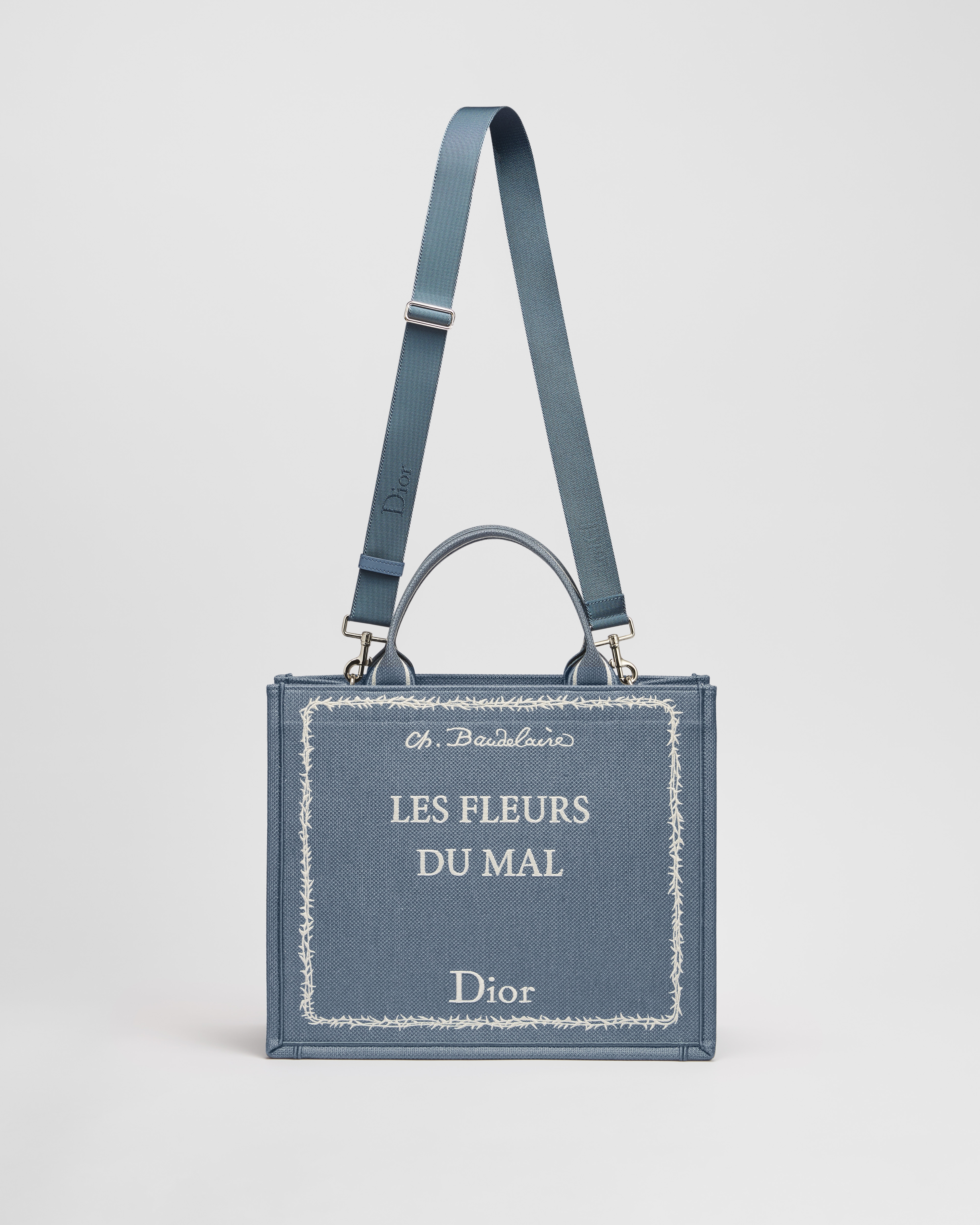 Sac Dior Book Tote Medium à bandoulière Broderie Book Cover bleue et blanche (36 x 31,5 x 14 cm) E07