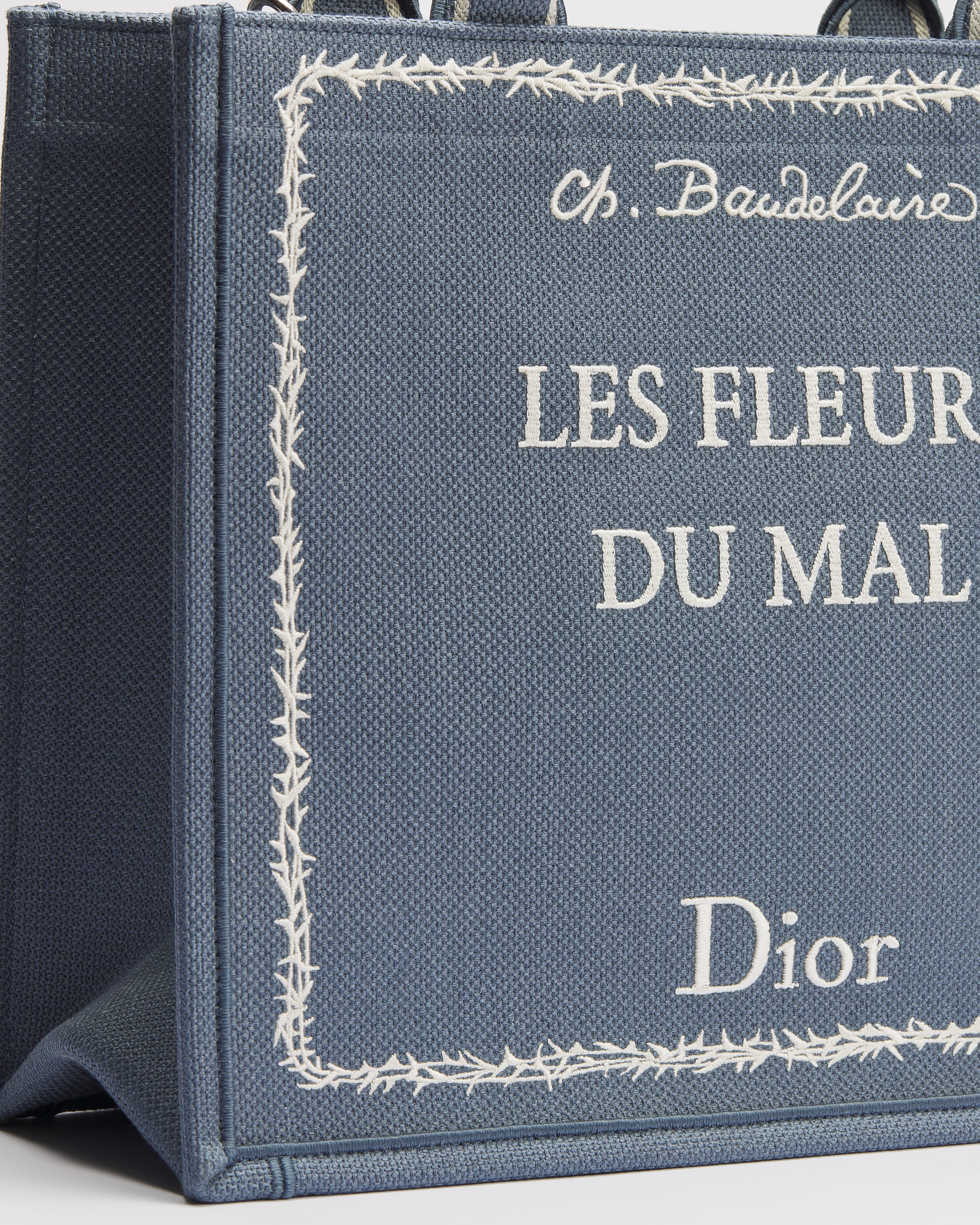Dior Book Tote mediano con bandolera Bordado Book Cover azul y blanco (36 x 31,5 x 14 cm) E09