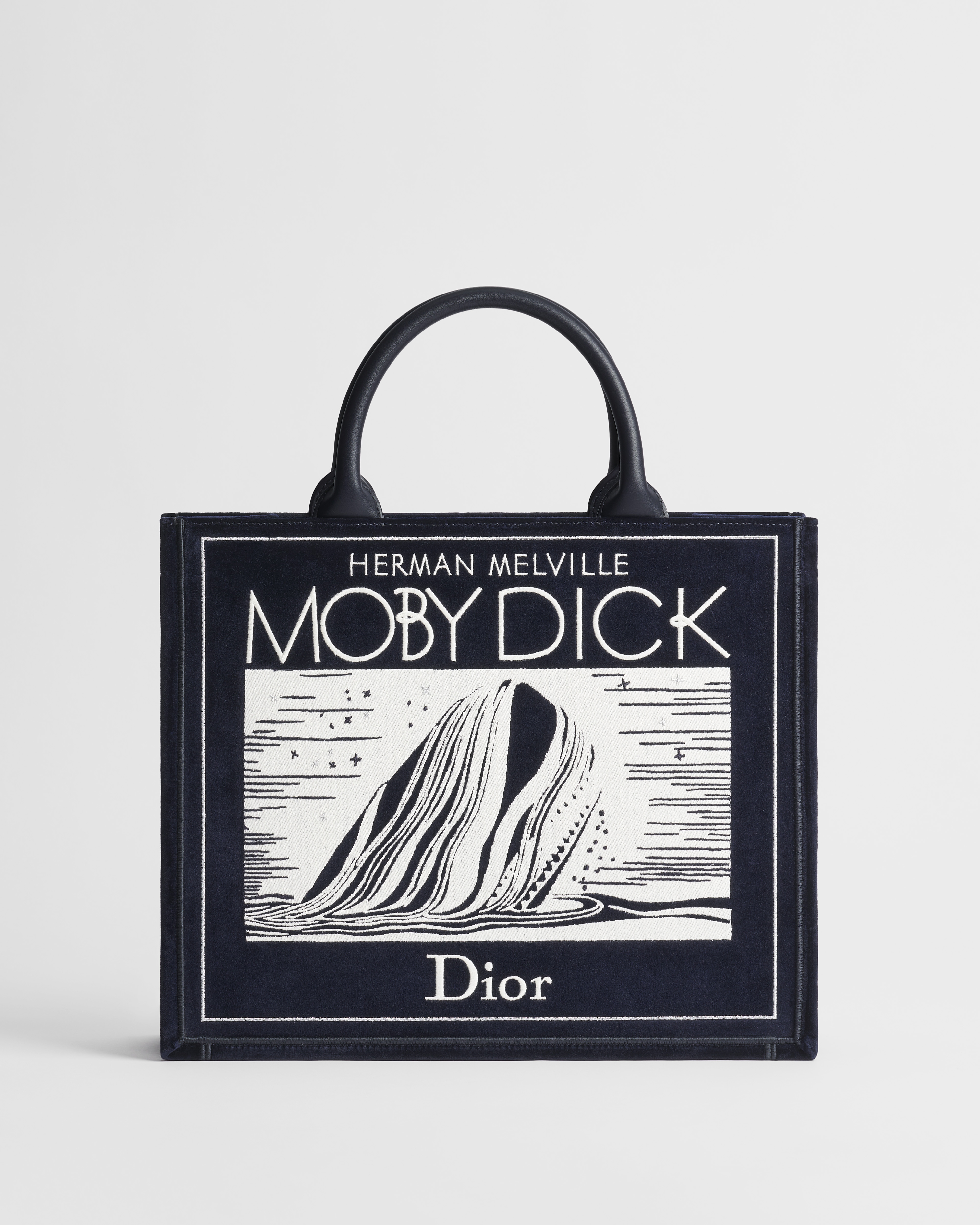 Sac Dior Book Tote Medium à bandoulière Velours bleu marine et broderie Book Cover écrue et argentée (36 x 31,5 x 14 cm) E01