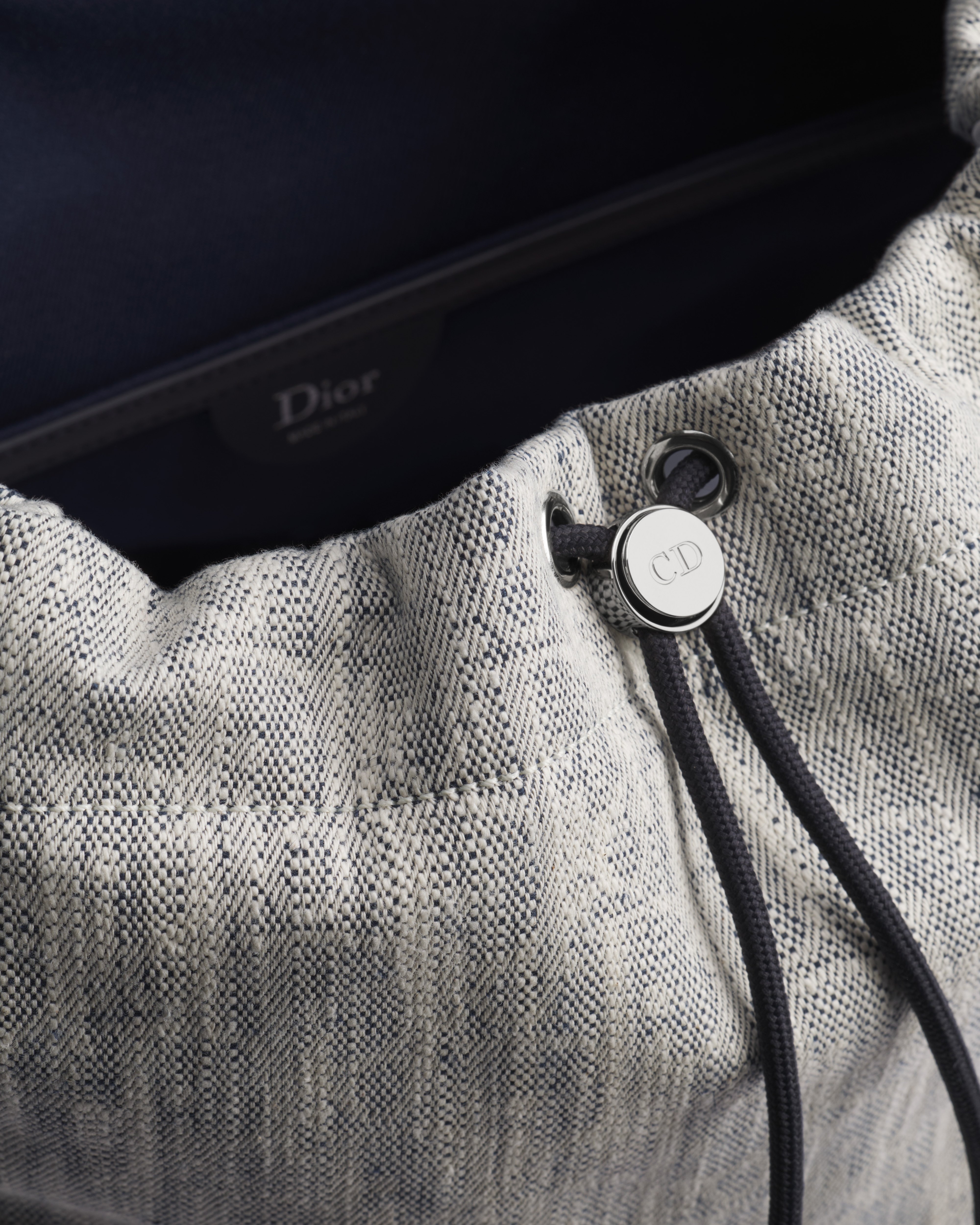 Mochila Dioriviera Pocket Dior Jett com aba Canvas Dior Oblique Denim cinza E06