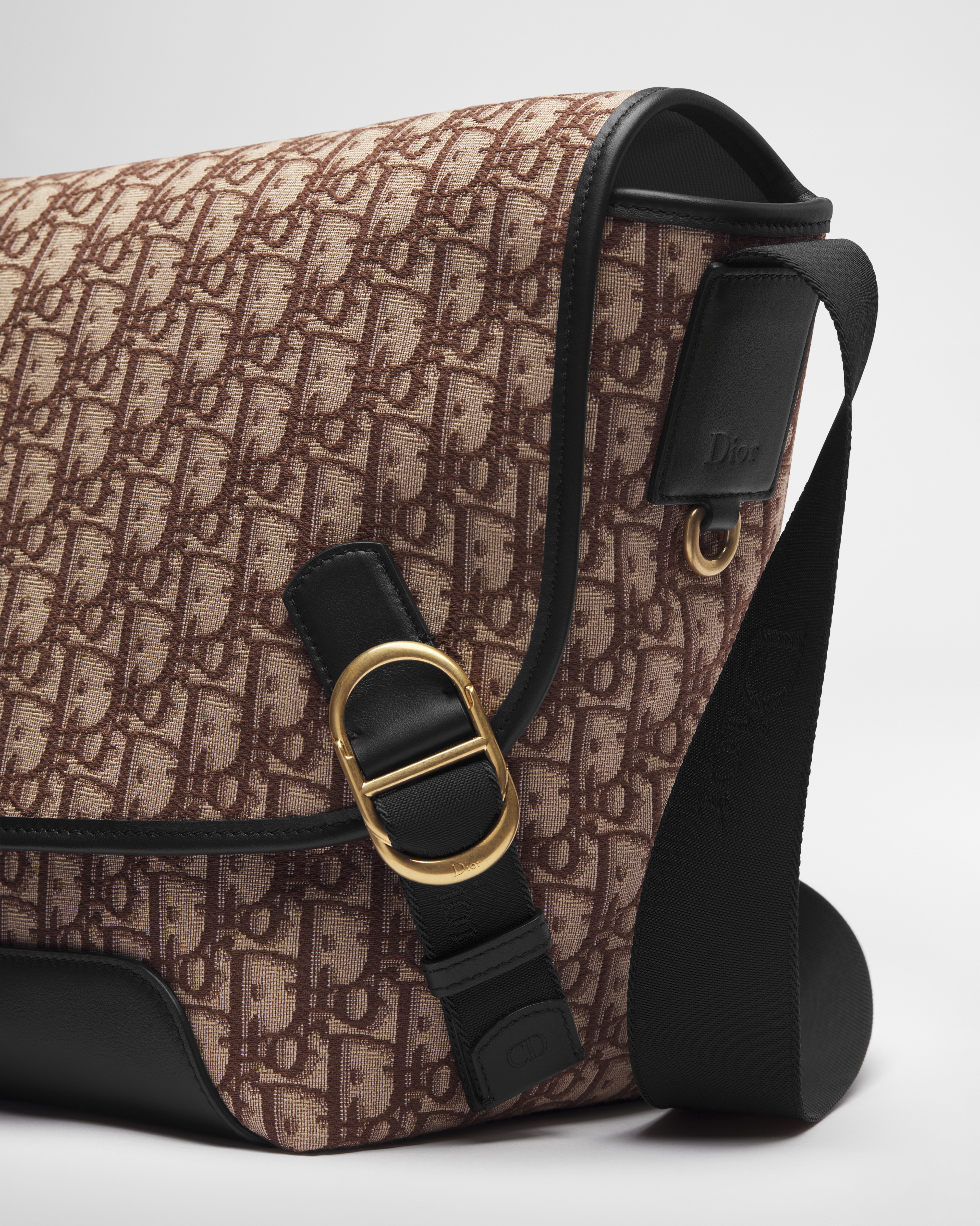 Bolso messenger grande Dior Jett con solapa Dior Oblique en jacquard marrón E09