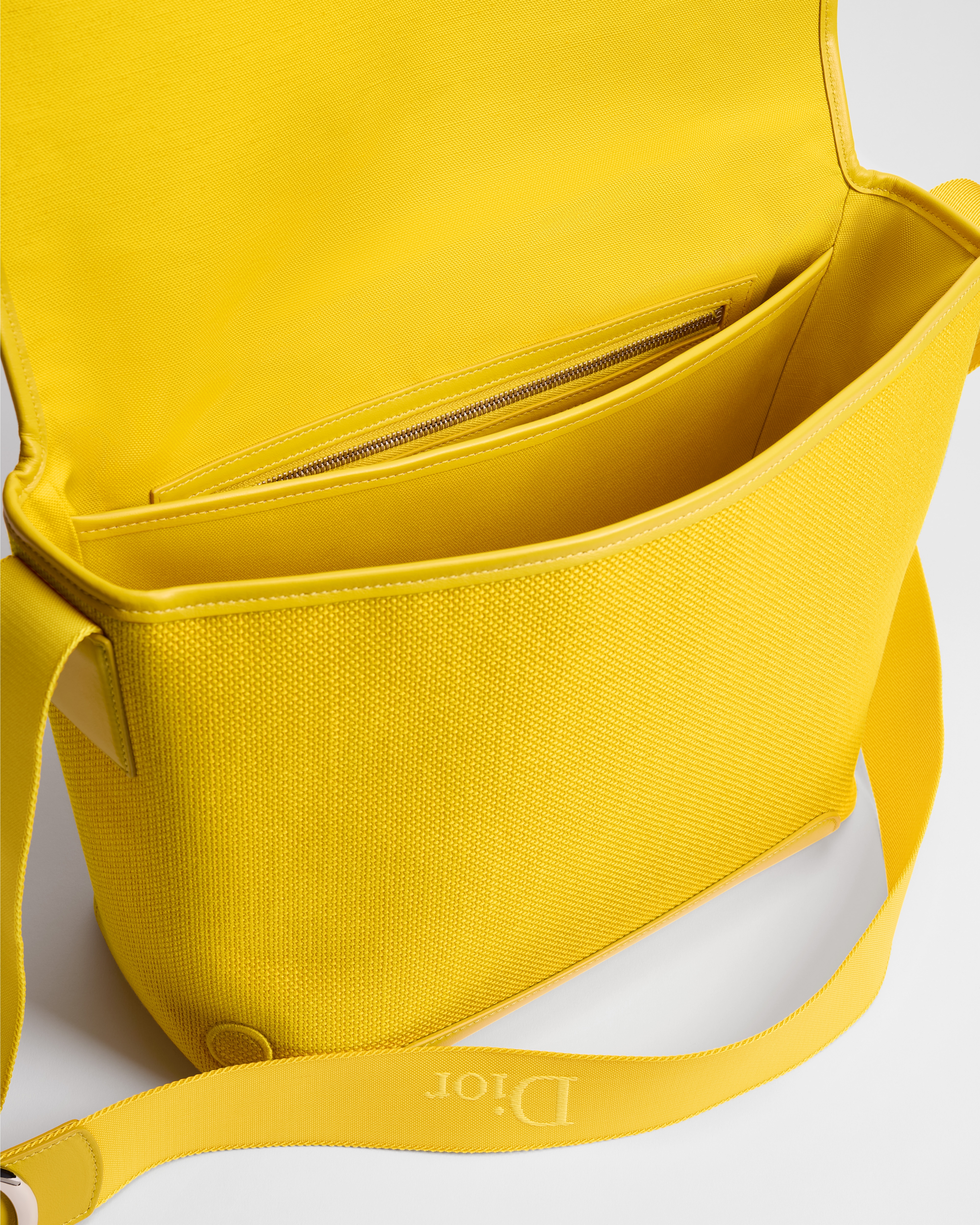 Mittelgroße Dior Jett Messenger Tasche mit Umschlagklappe Book Cover-Stickerei in Gelb und Rot E06