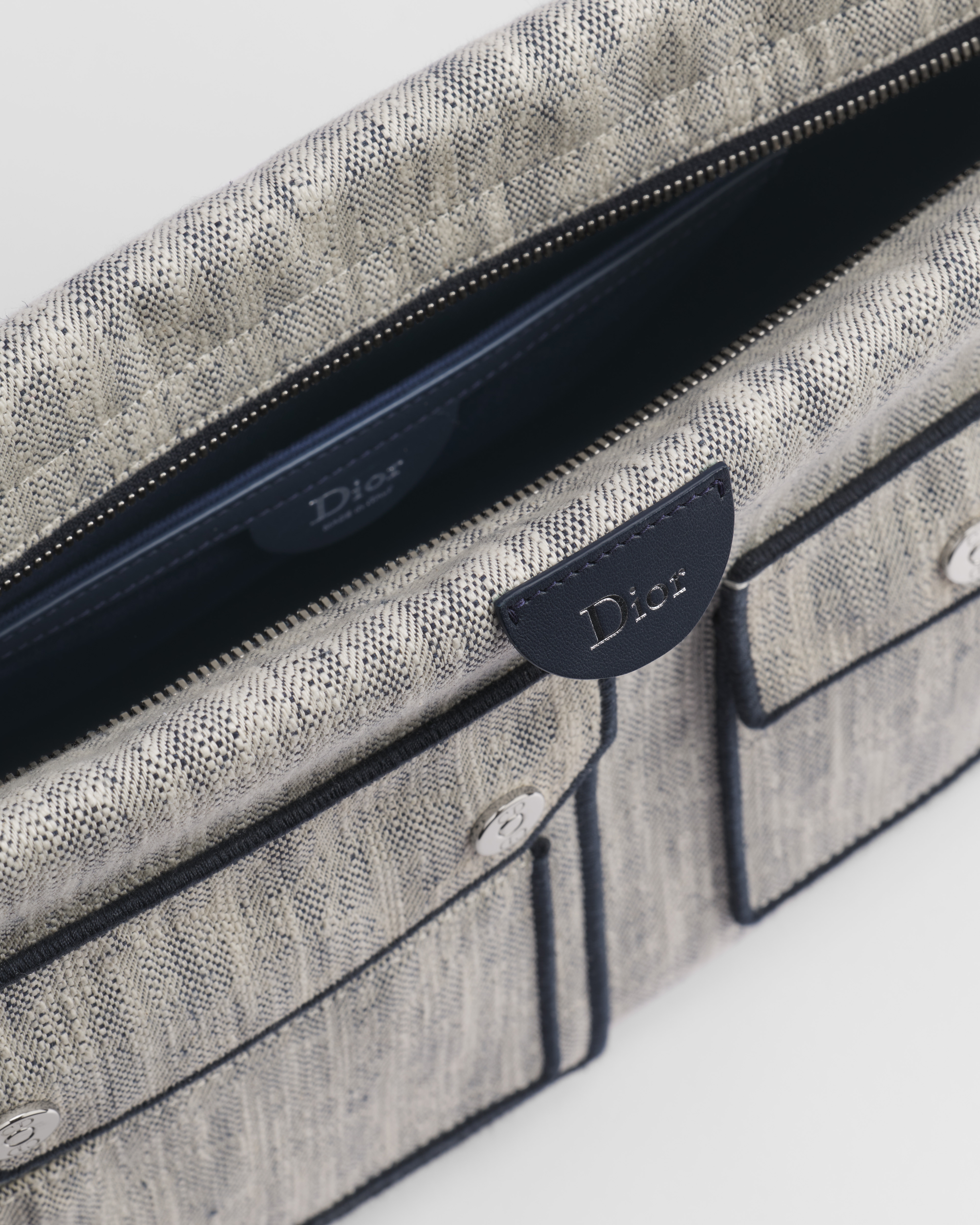 Bolsa messenger Dioriviera Pocket Dior Jett média com zíper Canvas Dior Oblique Denim cinza E06