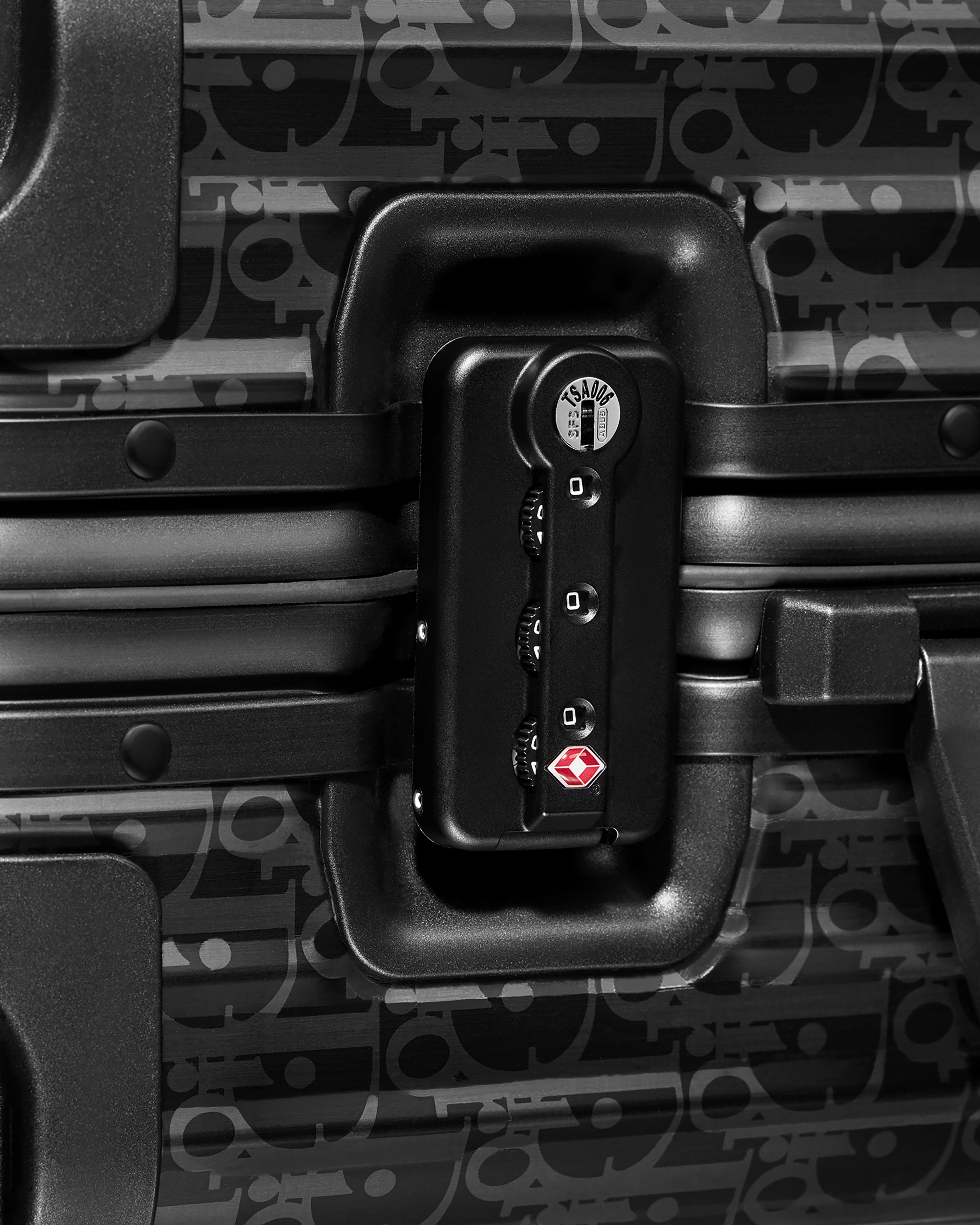 กระเป๋าถือขึ้นเครื่อง DIOR AND RIMOWA อะลูมิเนียมลาย Dior Oblique สีดํา E09