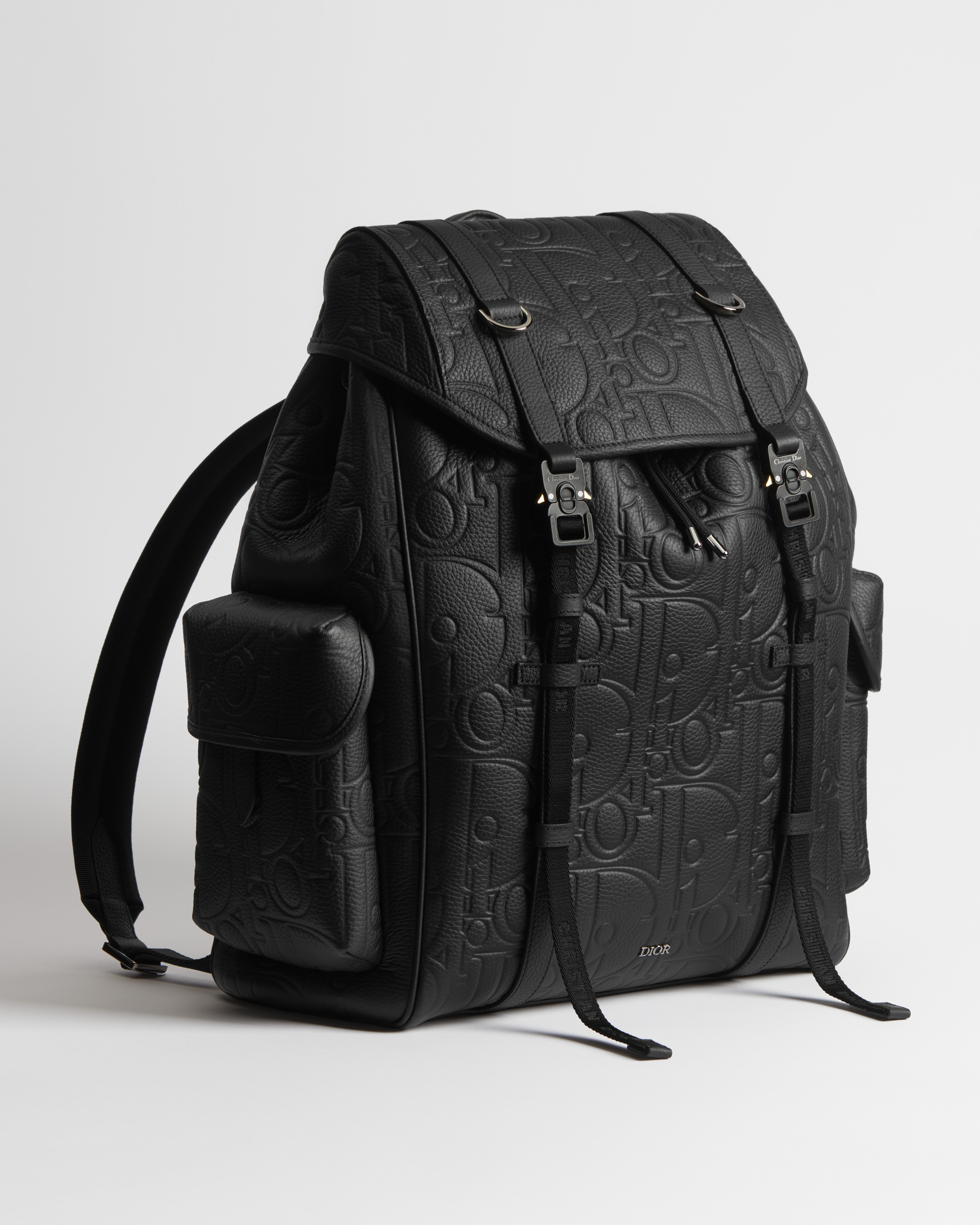 Dior Hit The Road Rucksack mit Umschlagklappe Dior Gravity Leder in Schwarz und genarbtes Kalbsleder in Schwarz E03