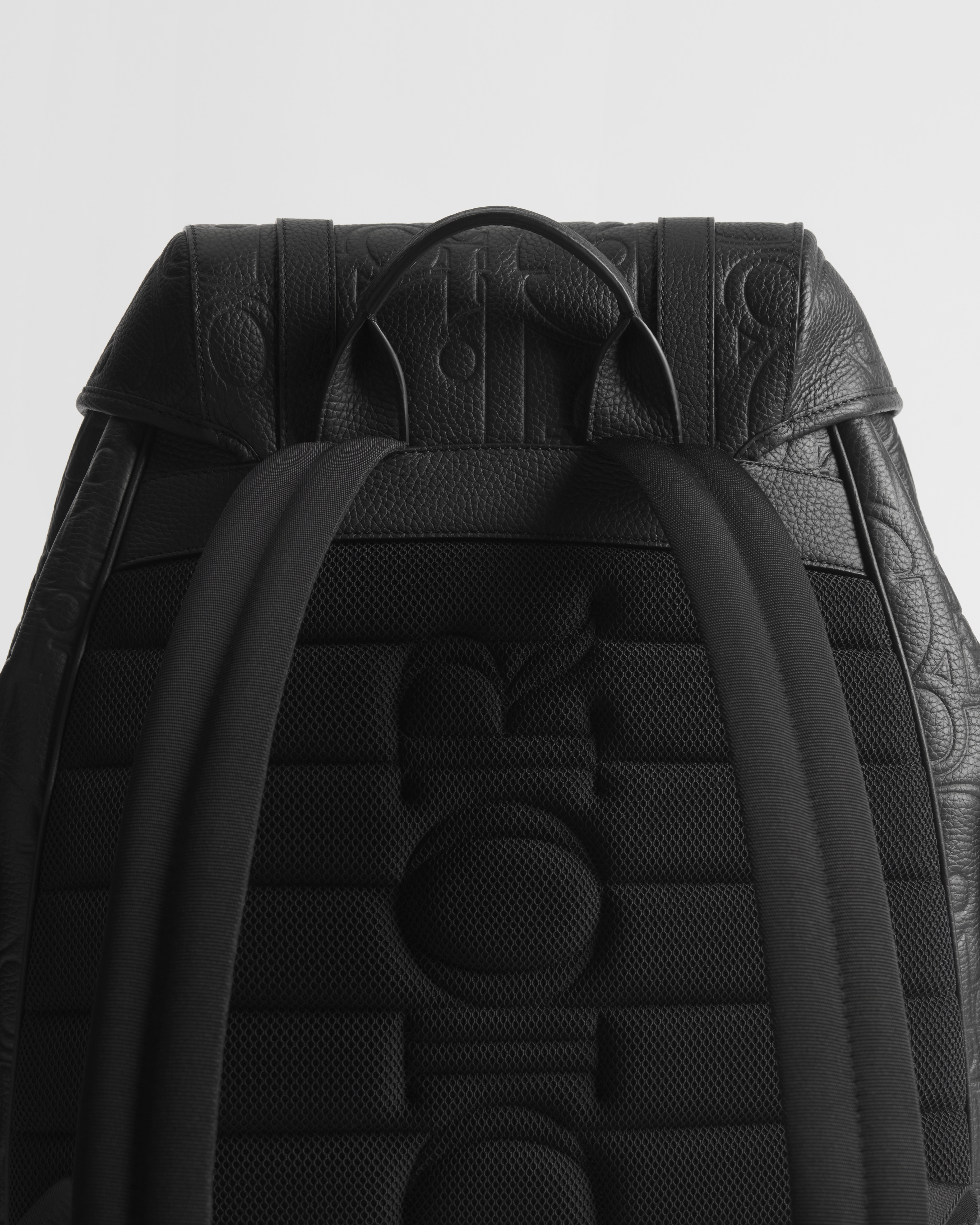 Dior Hit The Road Rucksack mit Umschlagklappe Dior Gravity Leder in Schwarz und genarbtes Kalbsleder in Schwarz E09