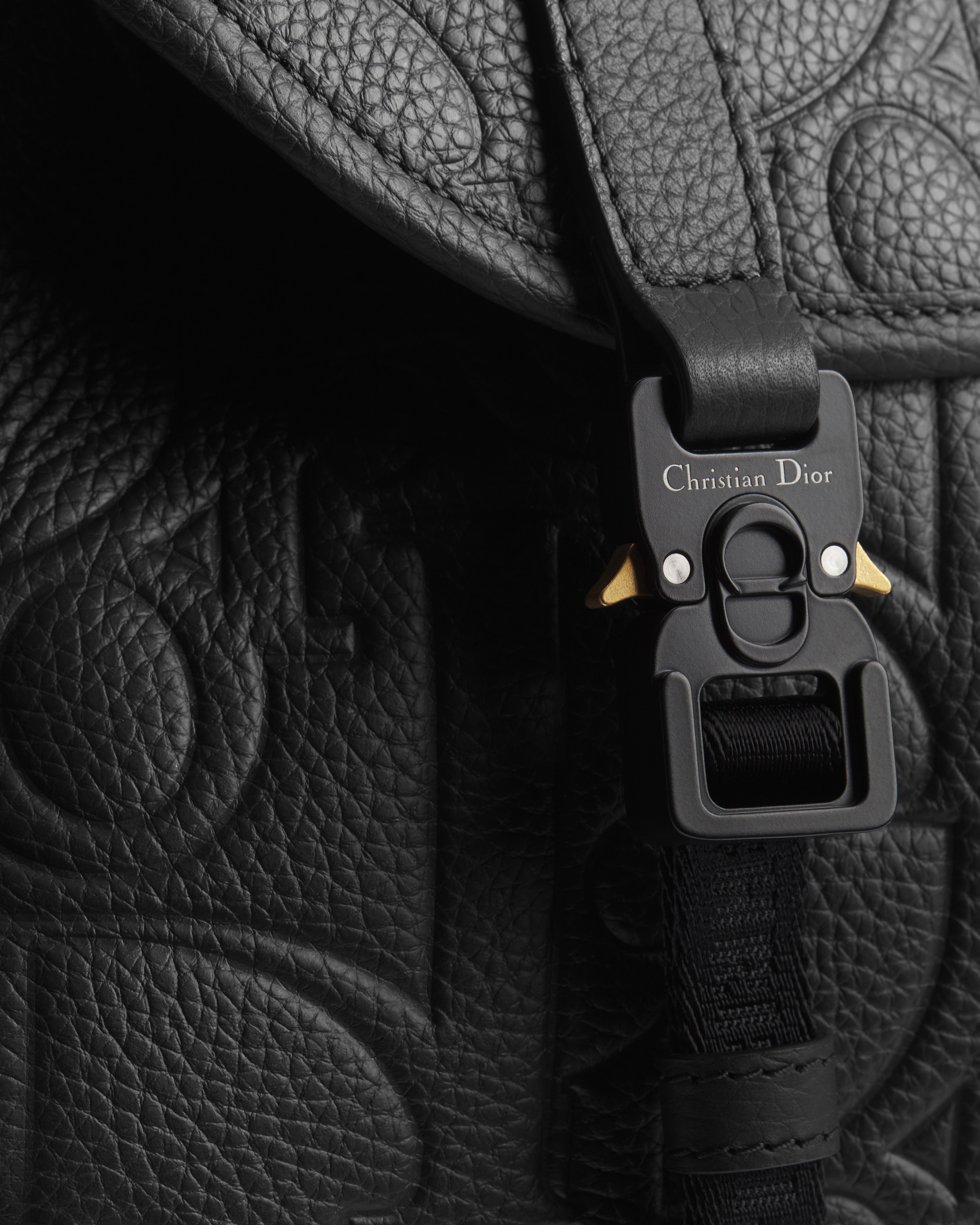 Dior Hit The Road Rucksack mit Umschlagklappe Dior Gravity Leder in Schwarz und genarbtes Kalbsleder in Schwarz E11