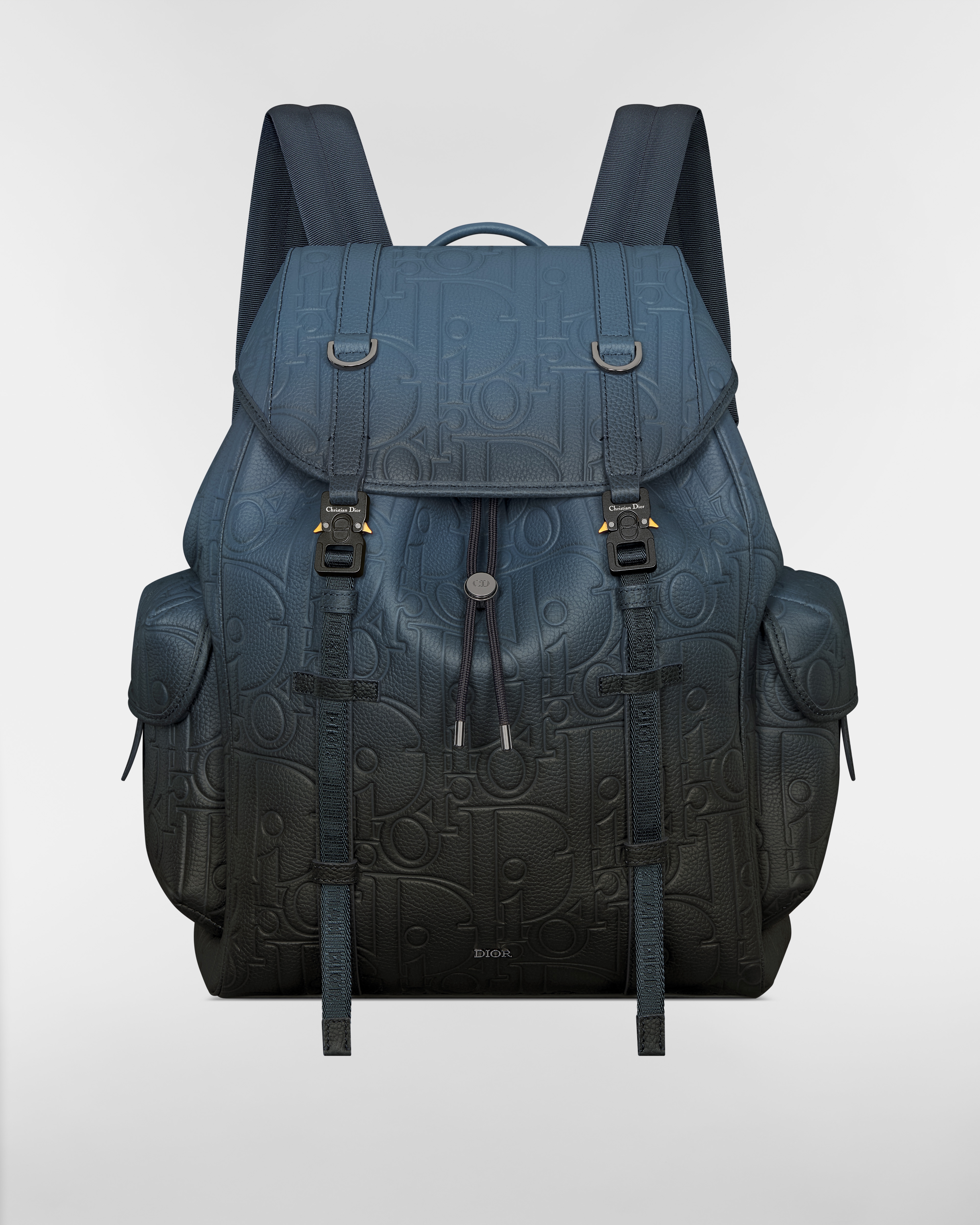 Mochila Dior Hit The Road con solapa Piel Dior Gravity y piel de becerro graneada con degradado de azul a negro E01