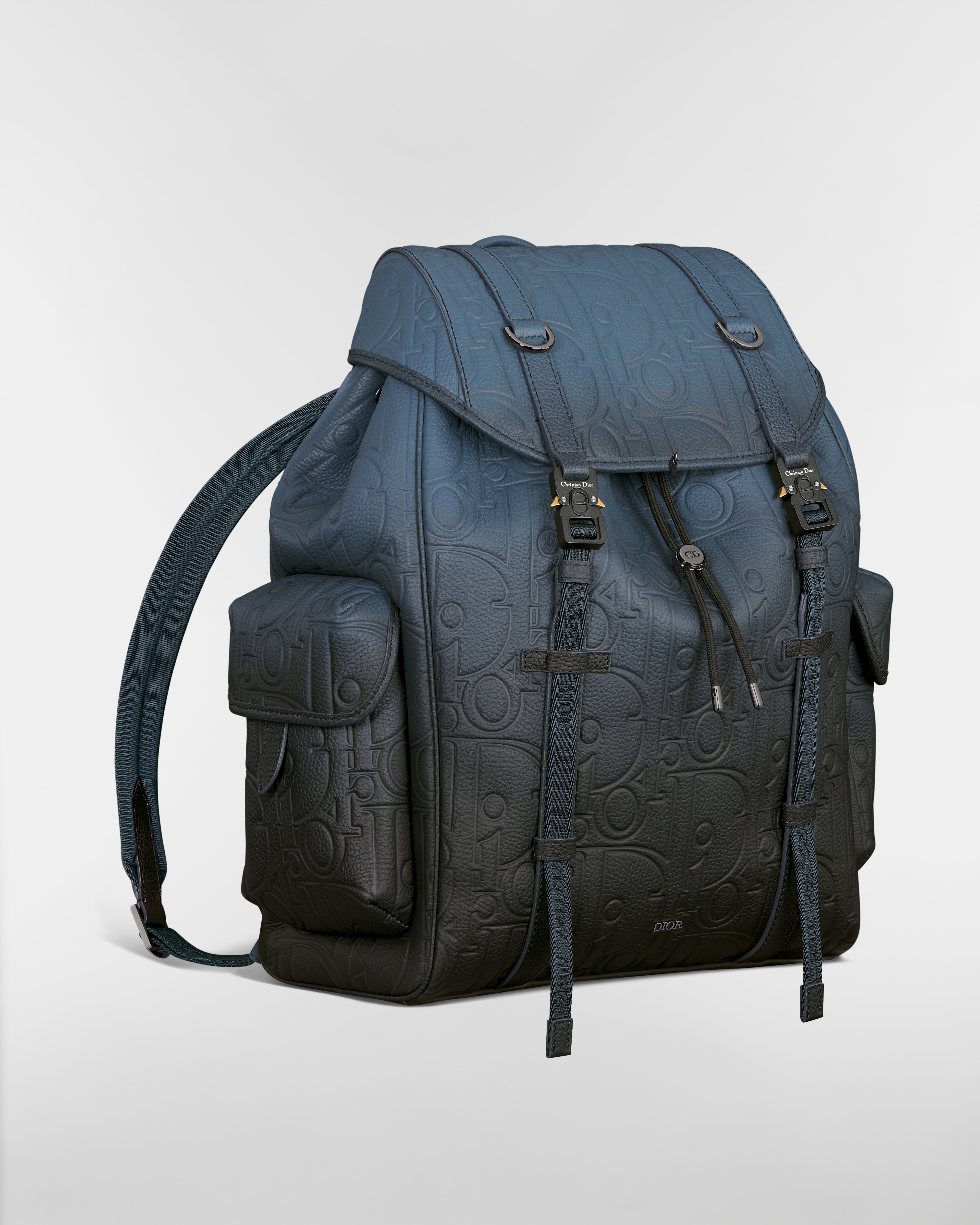 Mochila Dior Hit The Road con solapa Piel Dior Gravity y piel de becerro graneada con degradado de azul a negro E03