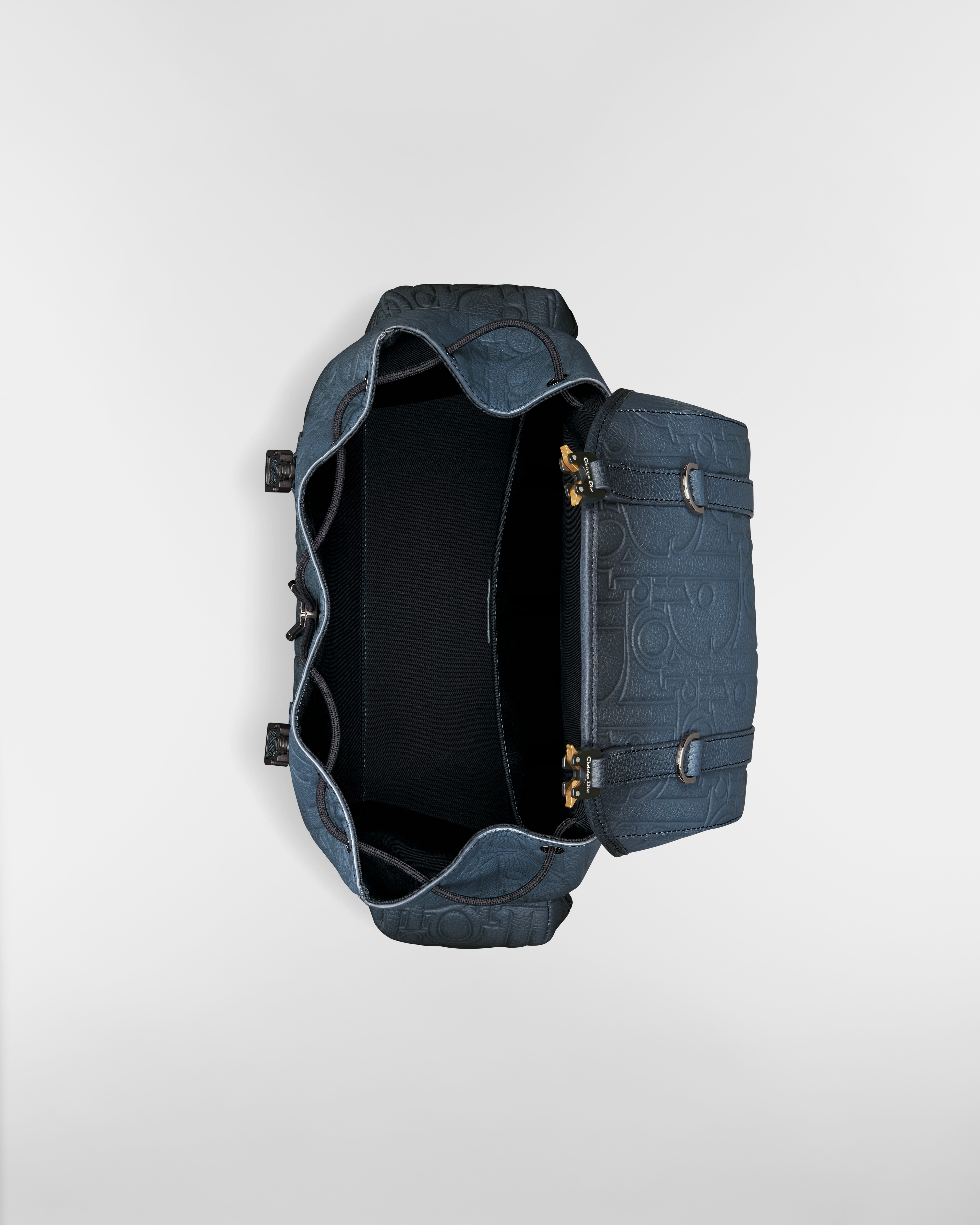 Mochila Dior Hit The Road con solapa Piel Dior Gravity y piel de becerro graneada con degradado de azul a negro E06