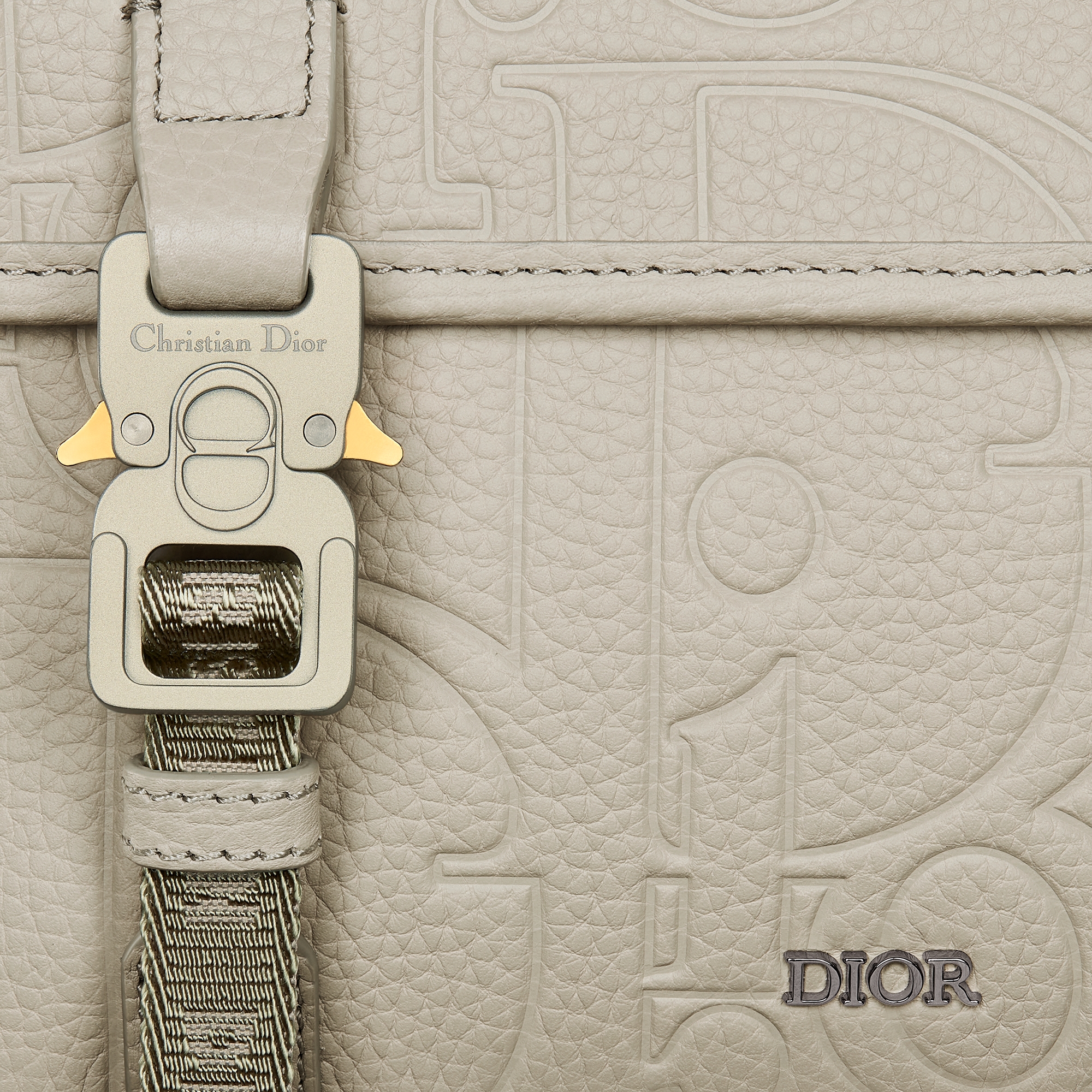 กระเป๋าเมสเซนเจอร์ Dior Hit the Road พร้อมฝาพับ หนัง Dior Gravity สีเบจและหนังลูกวัวลายเกรนสีเบจ E09