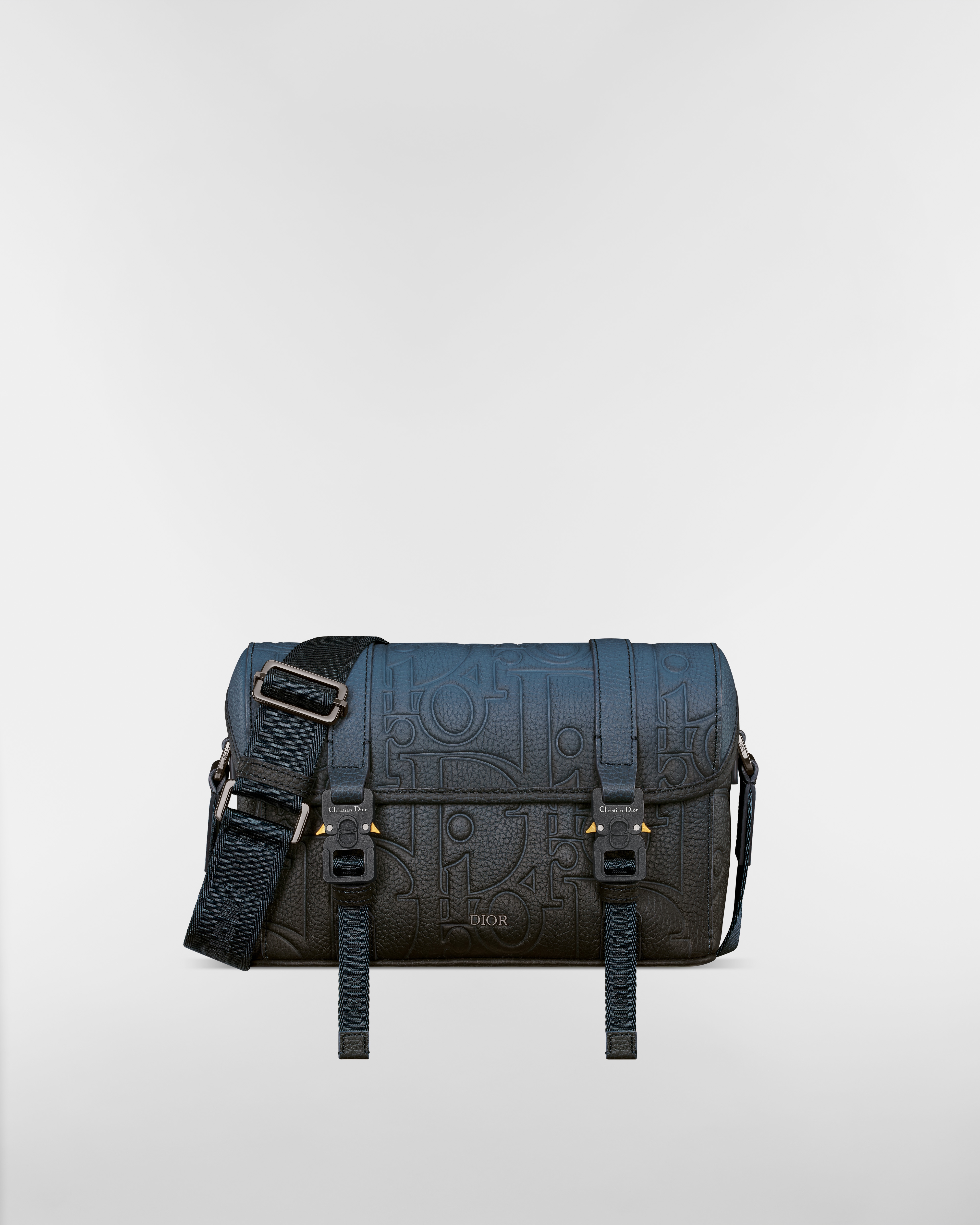 กระเป๋าเมสเซนเจอร์ Dior Hit the Road มีฝาพับ หนัง Dior Gravity สีน้ำเงินและสีดำแบบไล่สีกับหนังลูกวัวลายเกรนสีน้ำเงินและสีดำแบบไล่สี E01