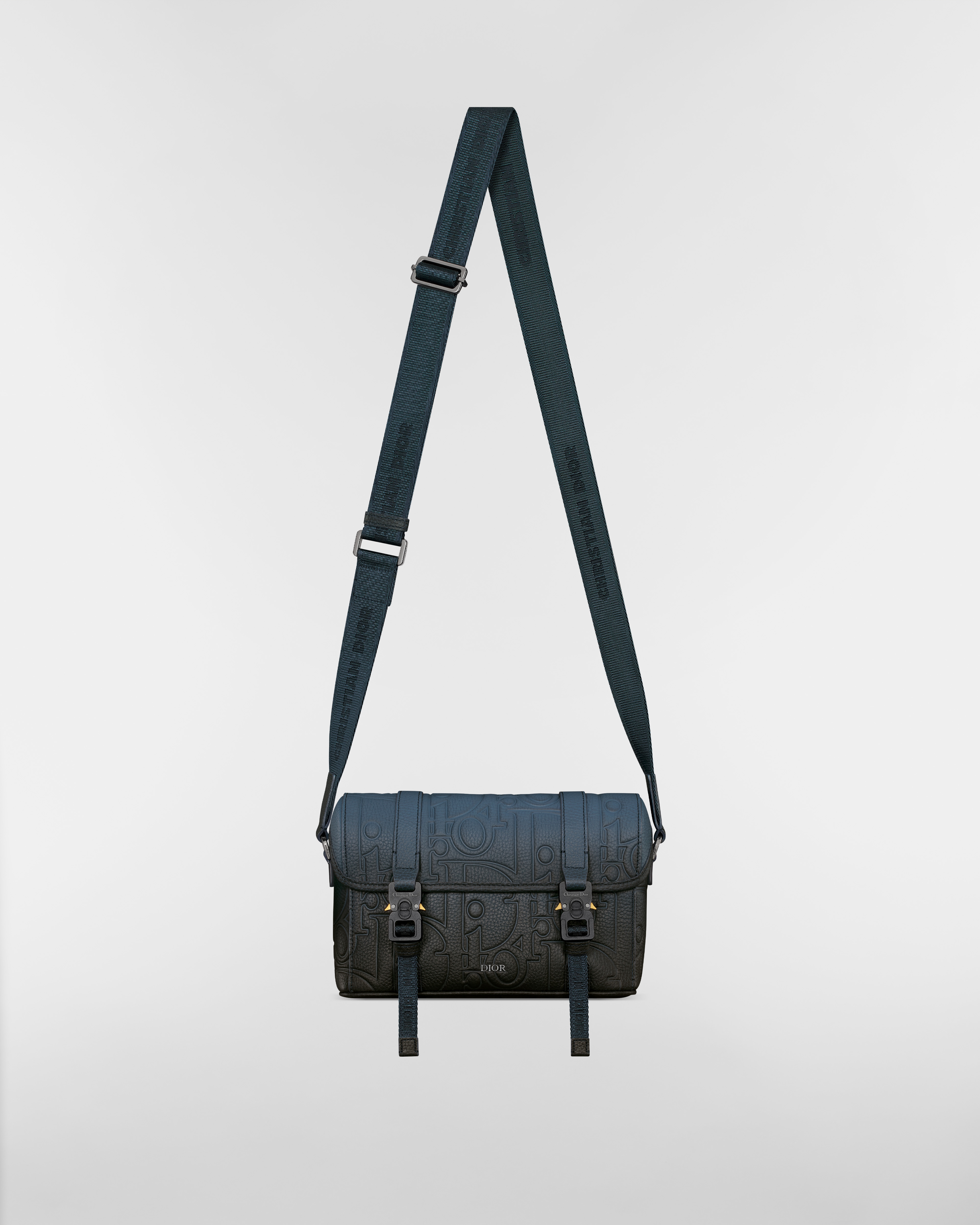 กระเป๋าเมสเซนเจอร์ Dior Hit the Road มีฝาพับ หนัง Dior Gravity สีน้ำเงินและสีดำแบบไล่สีกับหนังลูกวัวลายเกรนสีน้ำเงินและสีดำแบบไล่สี E07