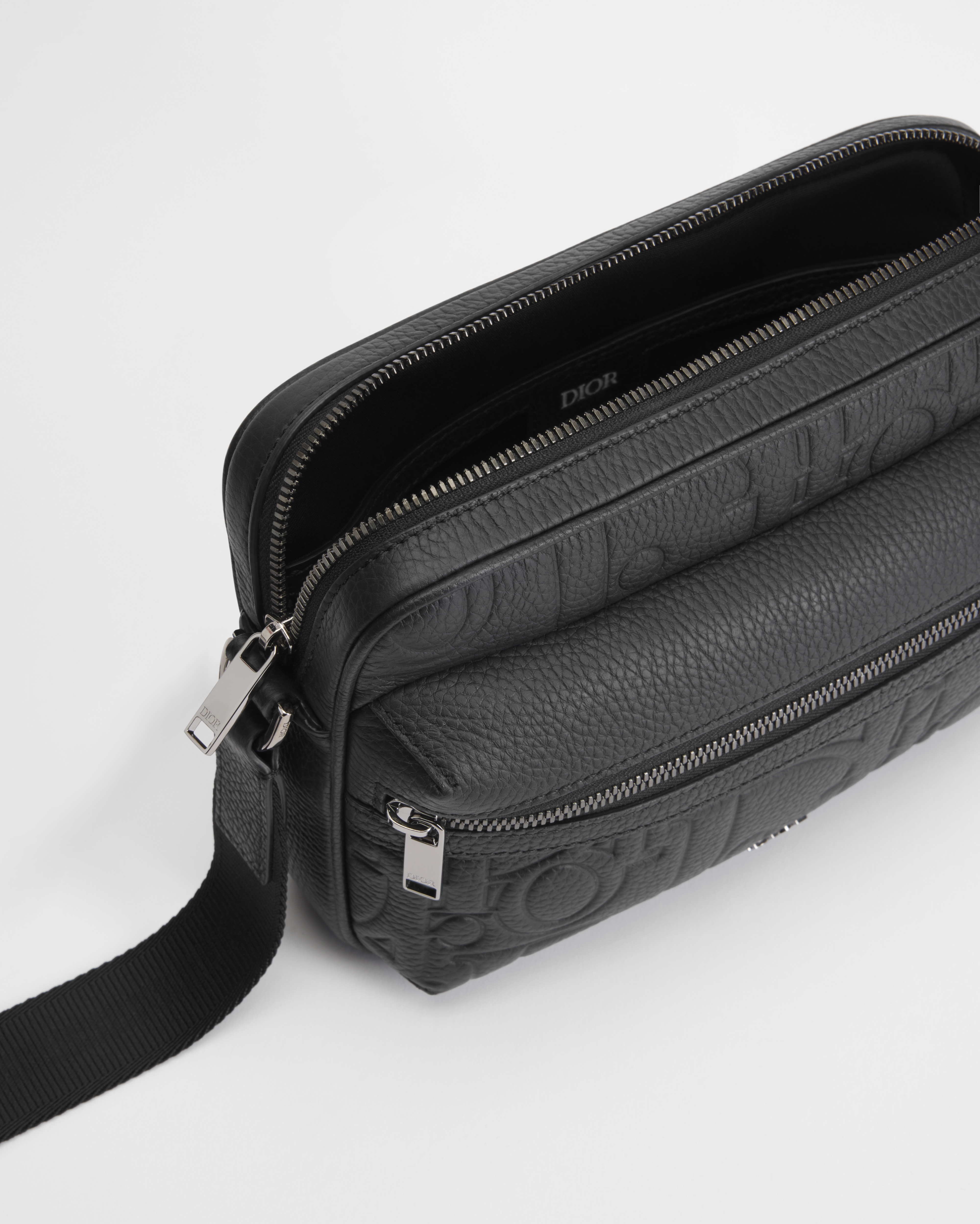 กระเป๋าเมสเซนเจอร์ Rider 2.0 แบบมีซิป หนัง Dior Gravity สีดำและหนังลูกวัวลายเกรนสีดำ E06