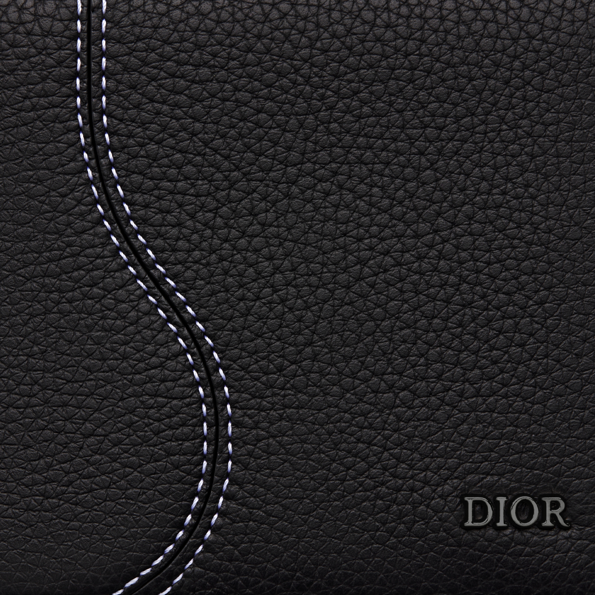 Saddle Bifold-Portemonnaie Genarbtes Kalbsleder in Schwarz mit Marketerie E09