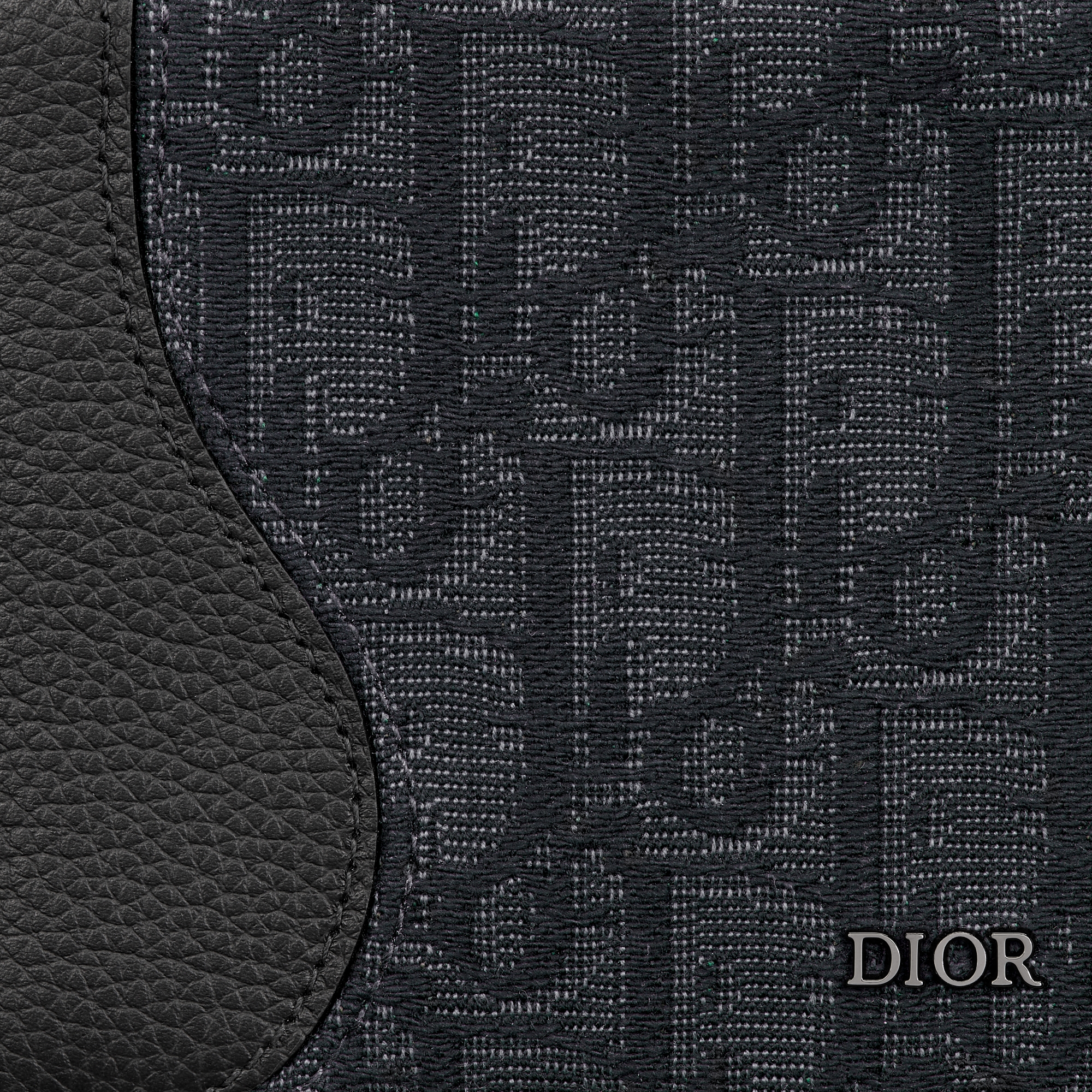 Saddle 반지갑 블랙 그레인 송아지 가죽 마르퀘트리 & 블랙 Dior Oblique 자카드 E09