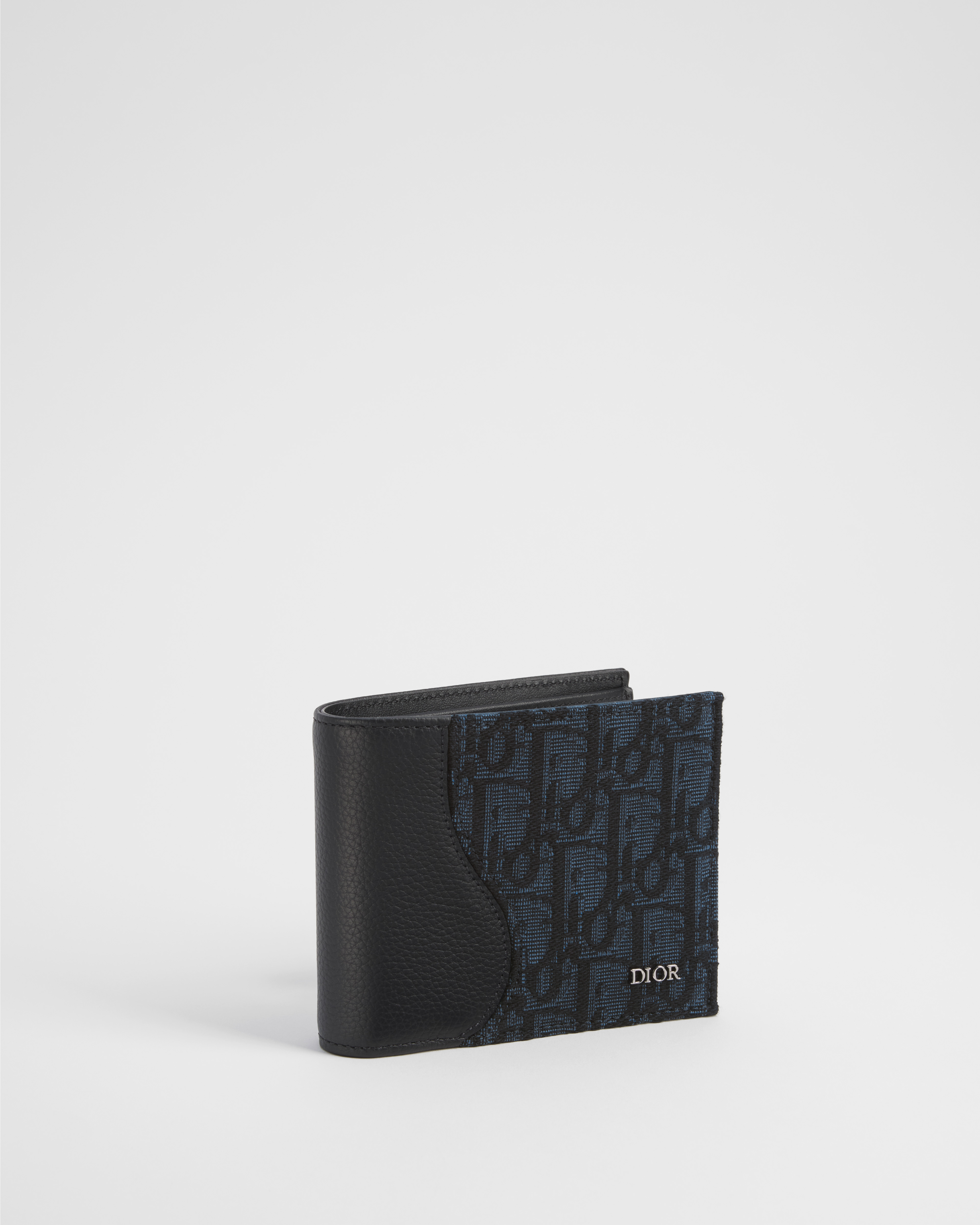 Saddle Bifold-Portemonnaie Genarbtes Kalbsleder in Schwarz mit Marketerie und Dior Oblique Jacquard in Schwarz E03