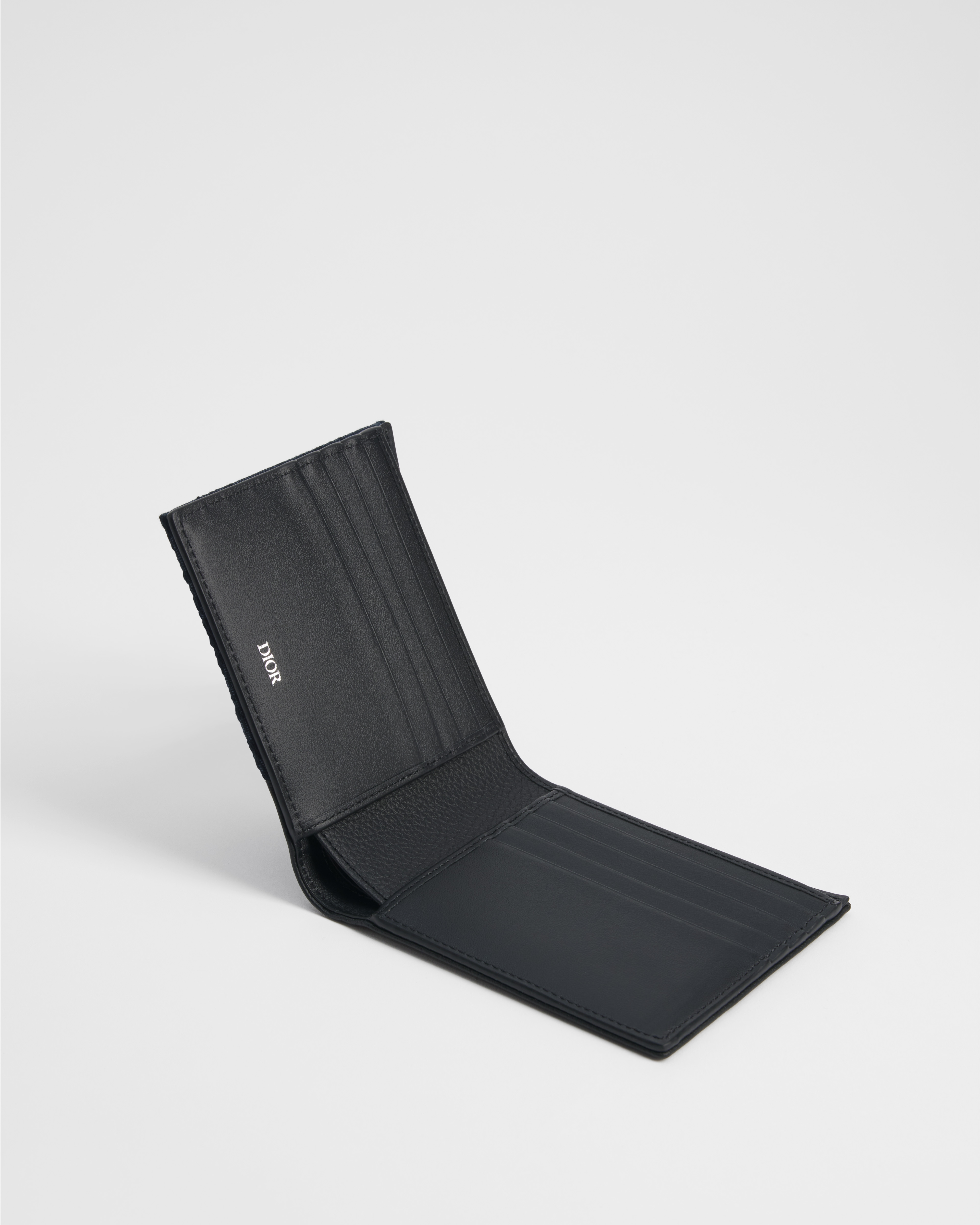 Saddle Bifold-Portemonnaie Genarbtes Kalbsleder in Schwarz mit Marketerie und Dior Oblique Jacquard in Schwarz E07