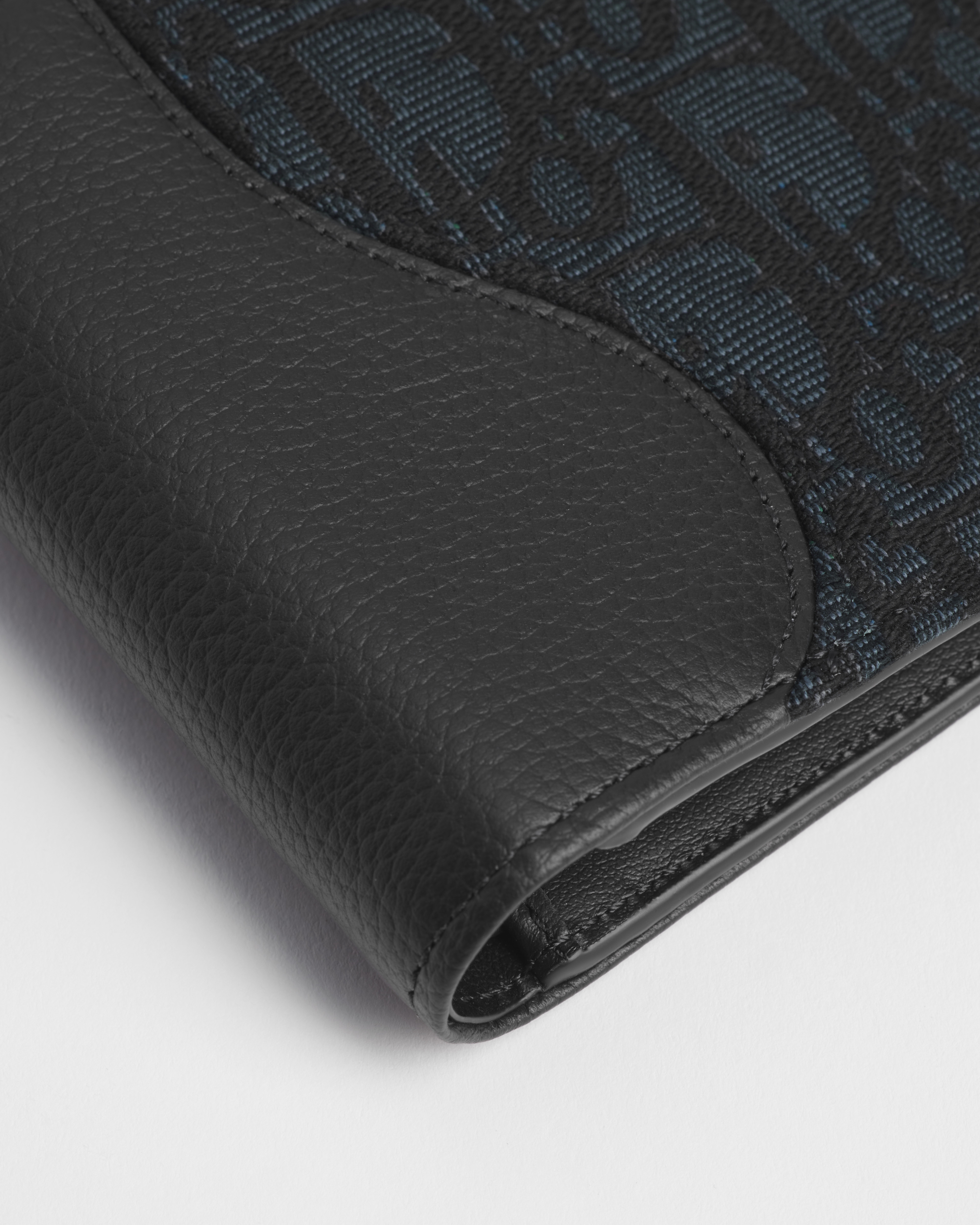Saddle Bifold-Portemonnaie Genarbtes Kalbsleder in Schwarz mit Marketerie und Dior Oblique Jacquard in Schwarz E09