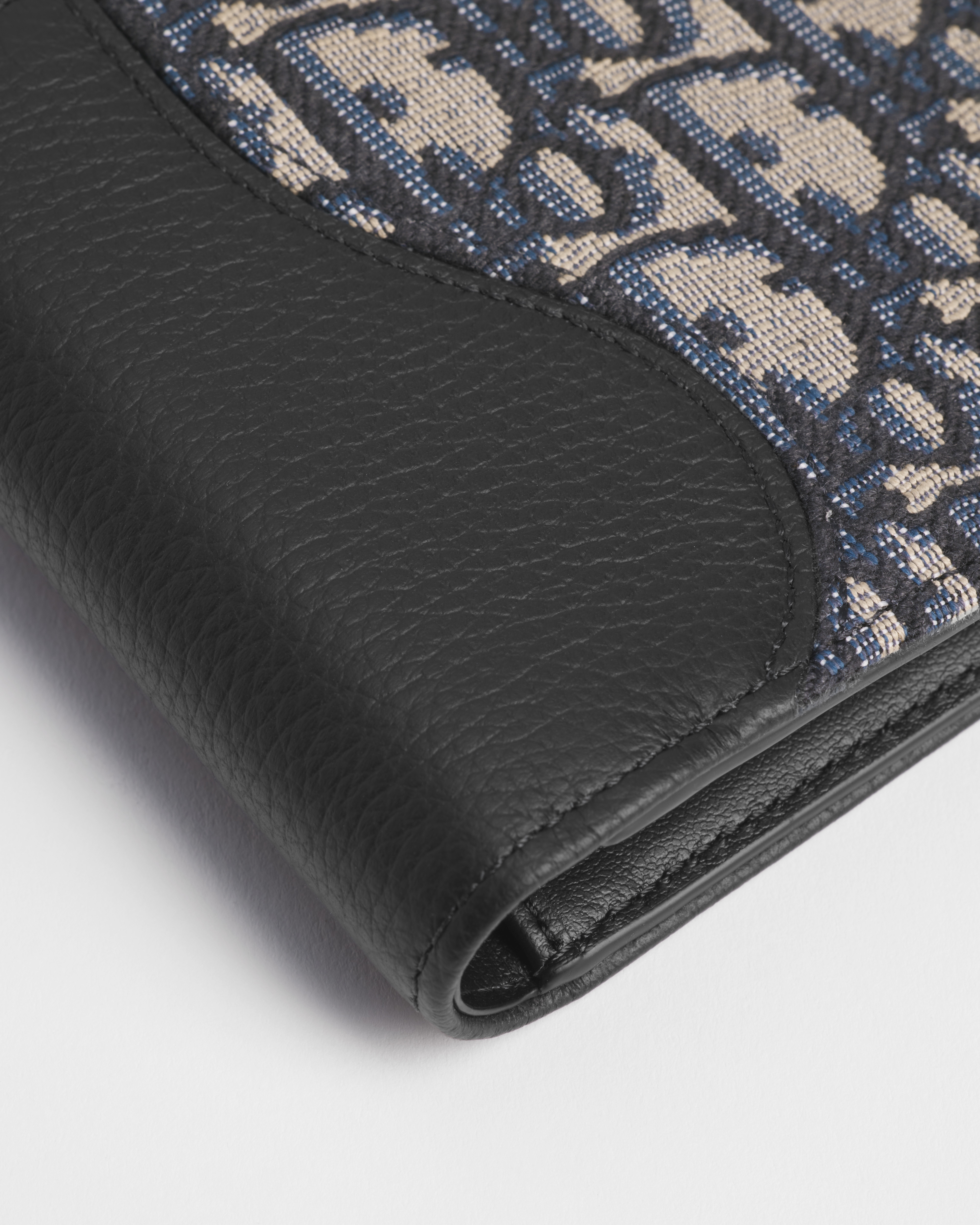 Saddle Bifold-Portemonnaie Genarbtes Kalbsleder in Schwarz mit Marketerie und Dior Oblique Jacquard in Beige und Schwarz E09